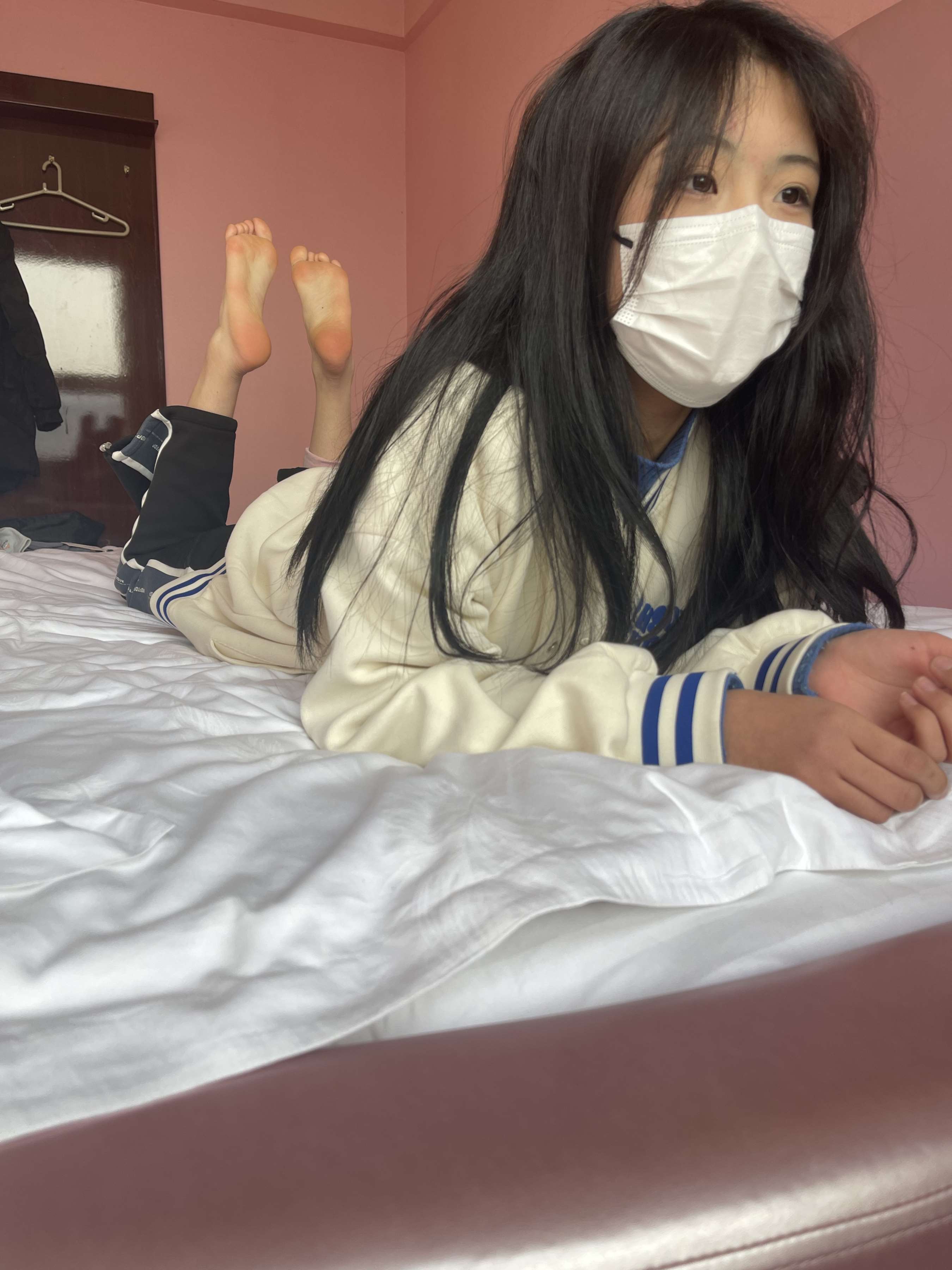 《少女脏白棉袜脚丫》作品图