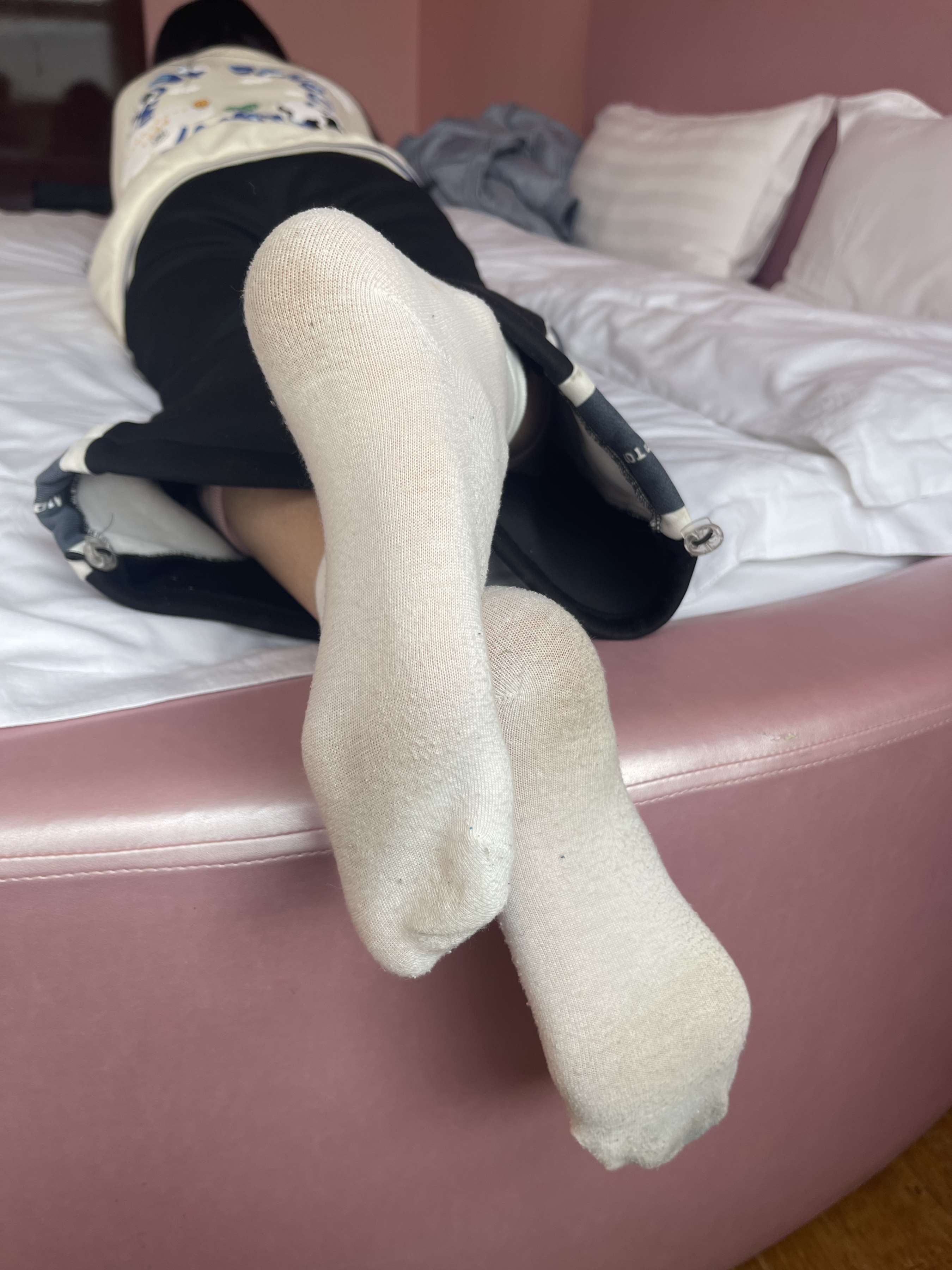 《少女脏白棉袜脚丫》作品图