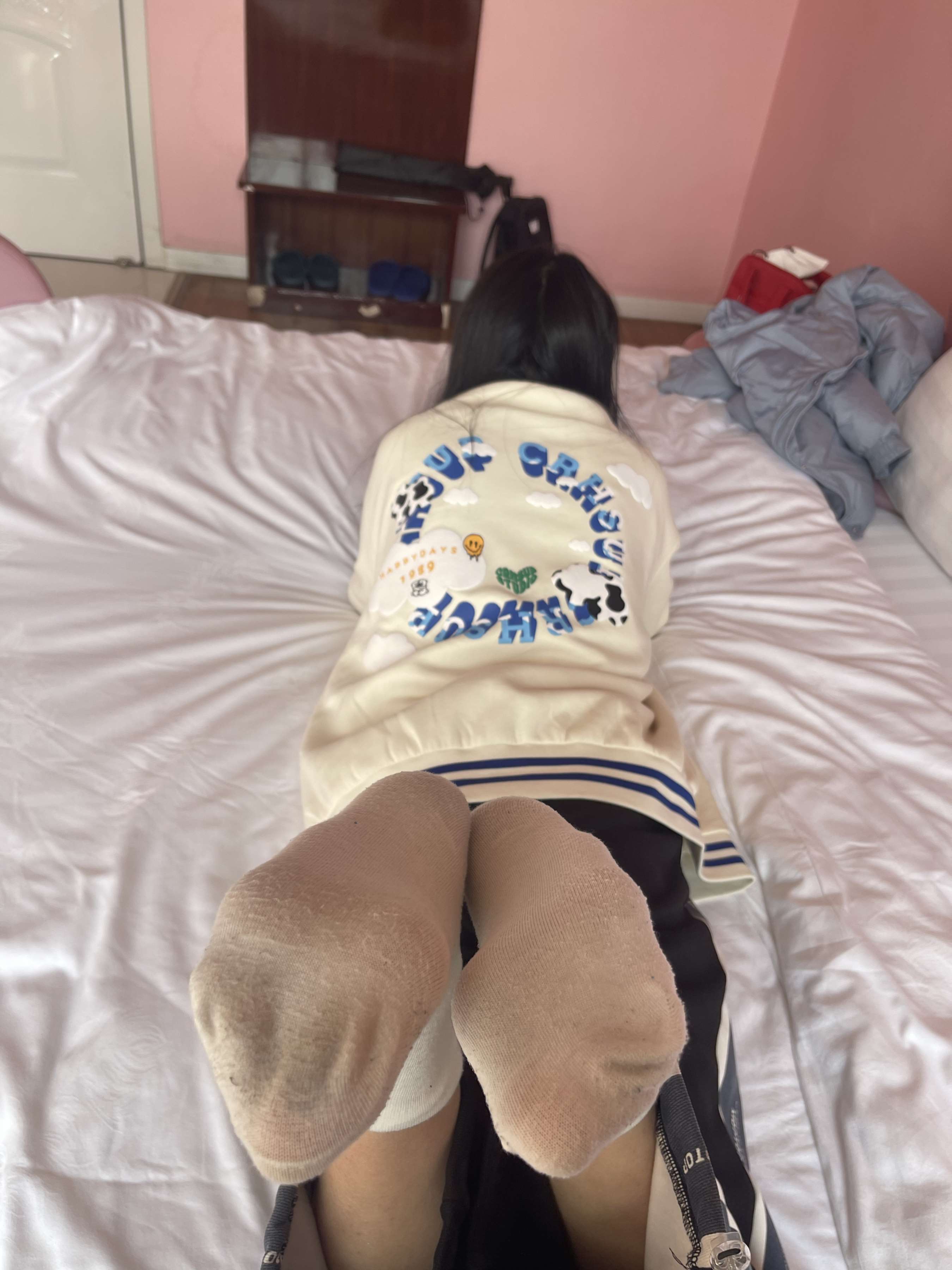 《少女脏白棉袜脚丫》作品图