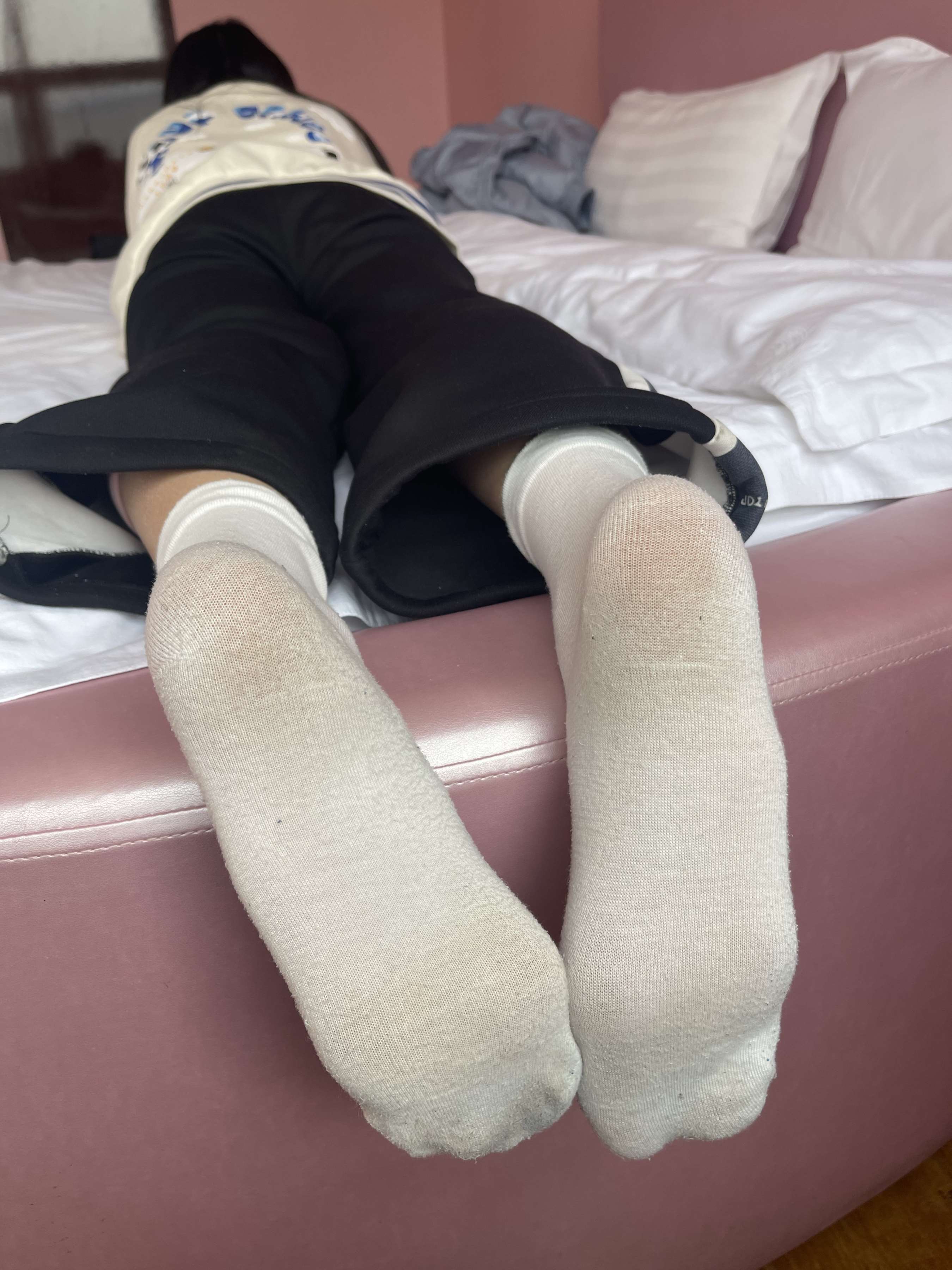 《少女脏白棉袜脚丫》作品图