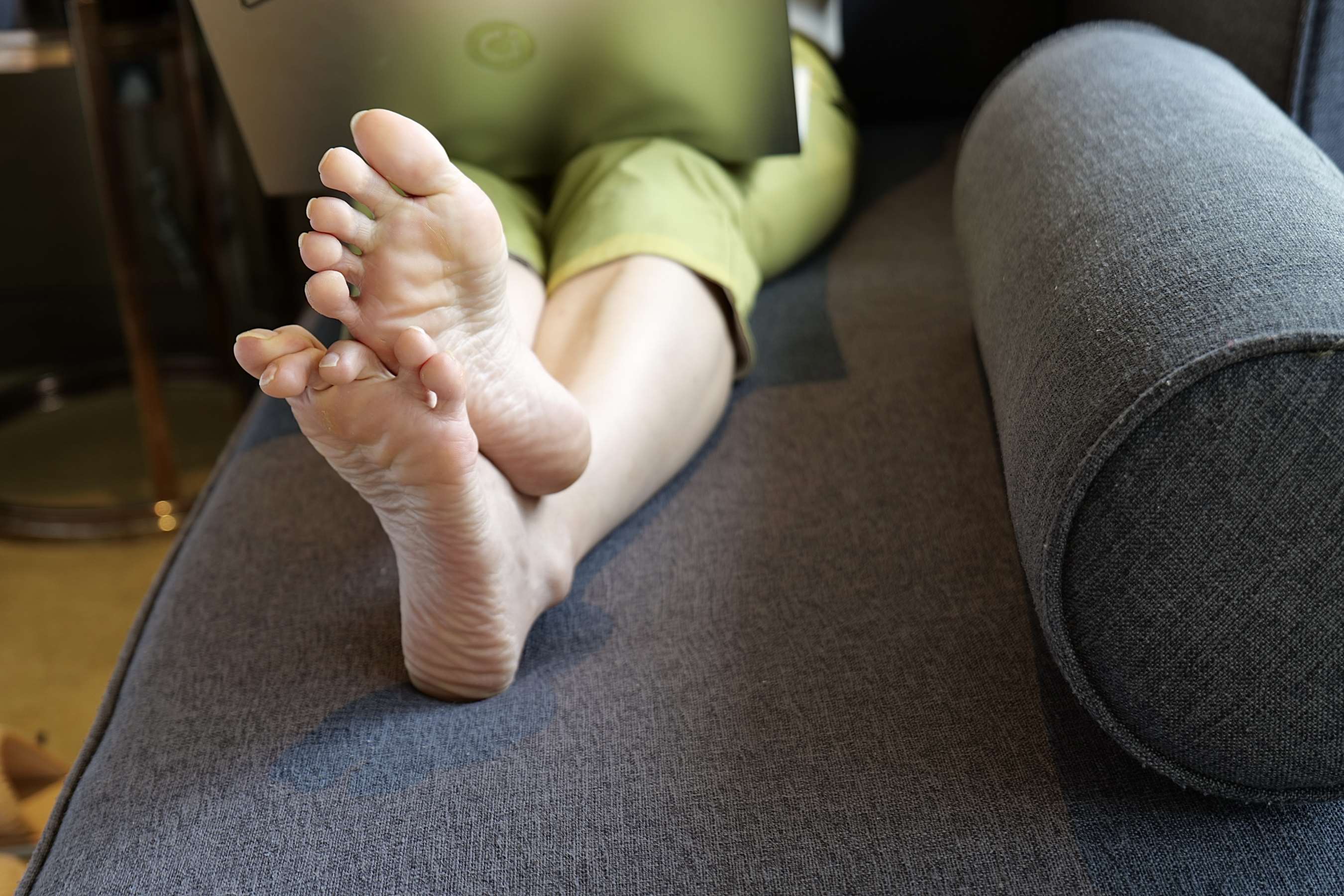 《少女玩笔记本展嫩足》作品图