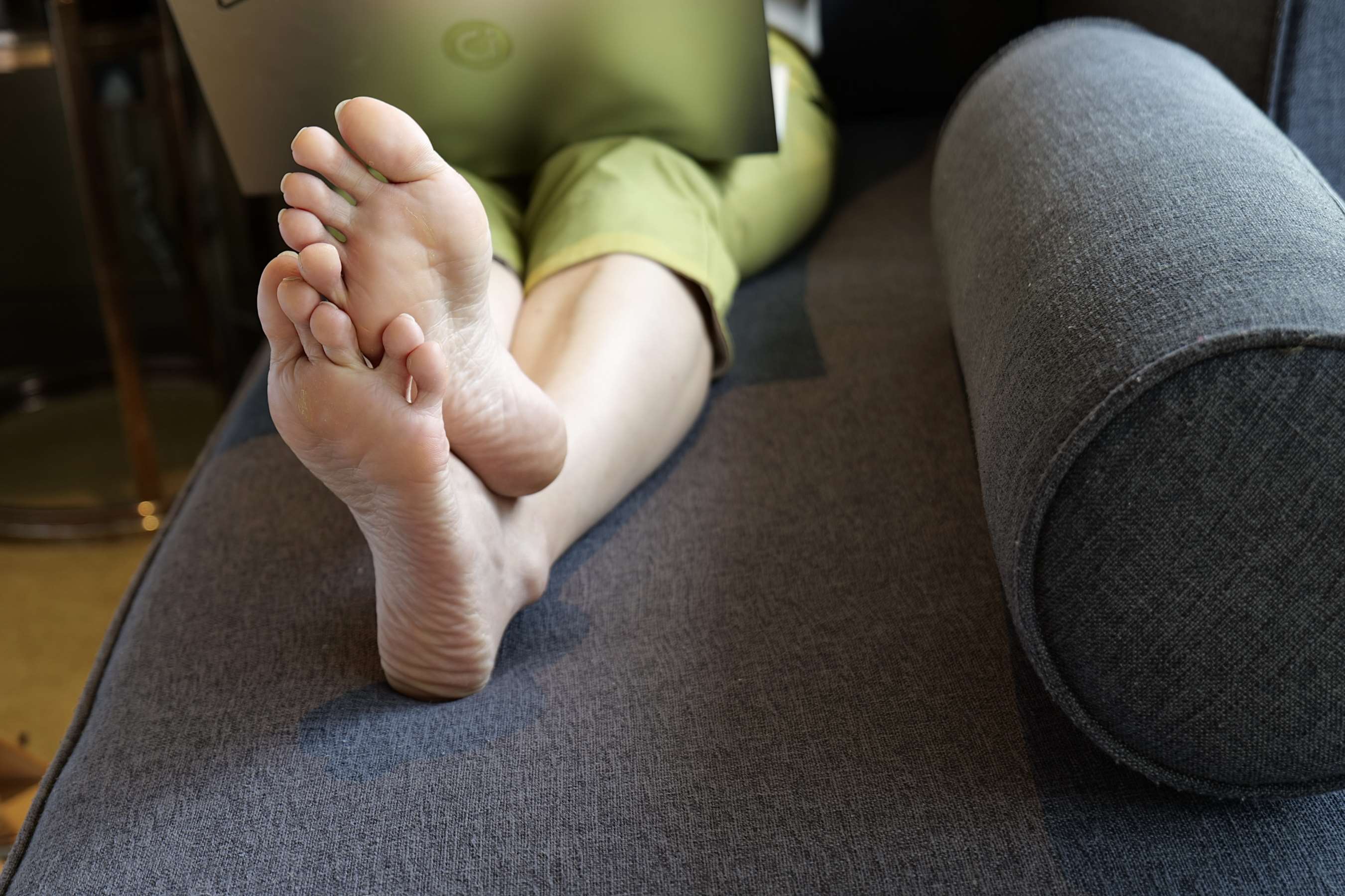 《少女玩笔记本展嫩足》作品图