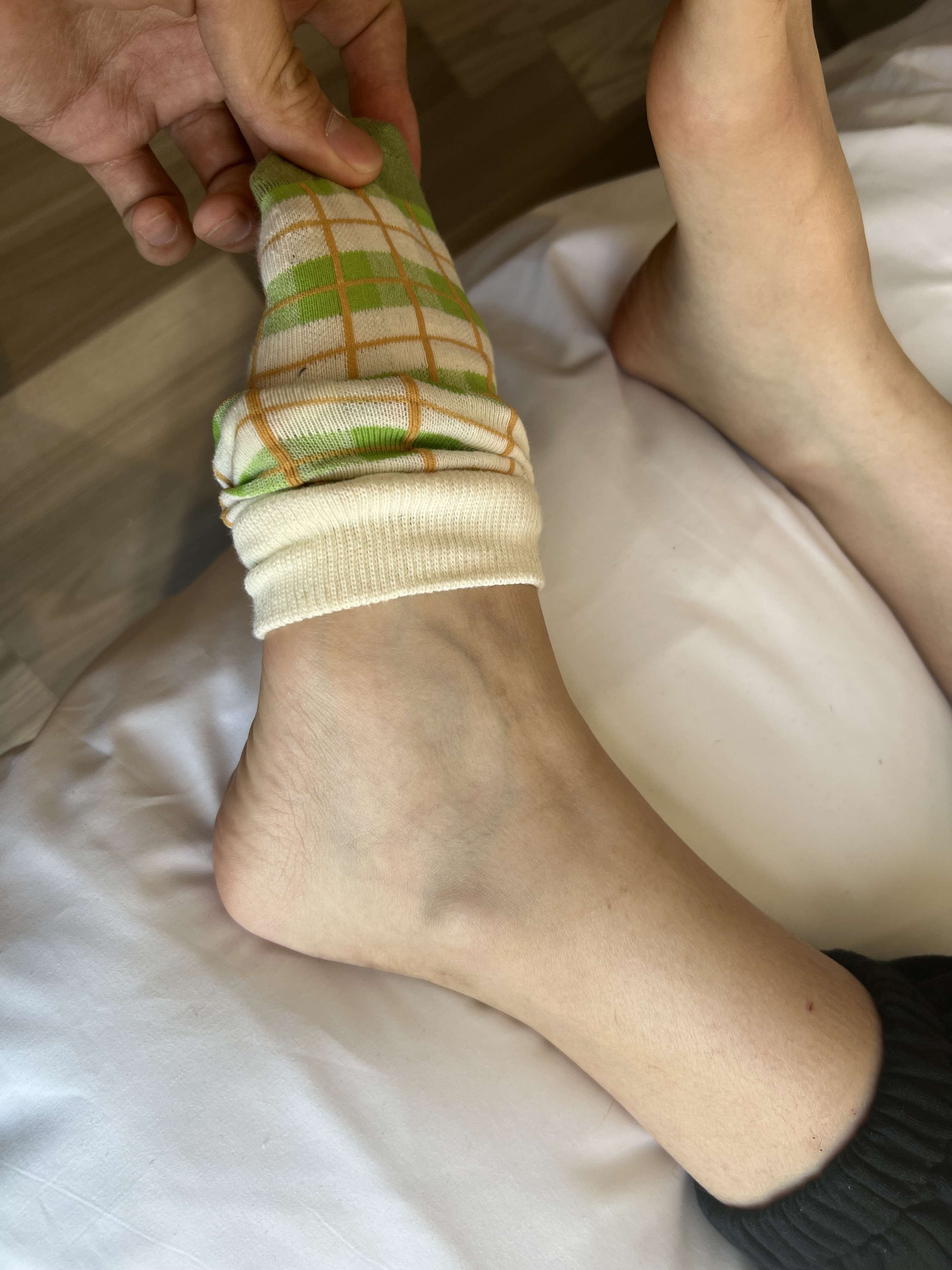 《少女脱棉袜展嫩足》作品图