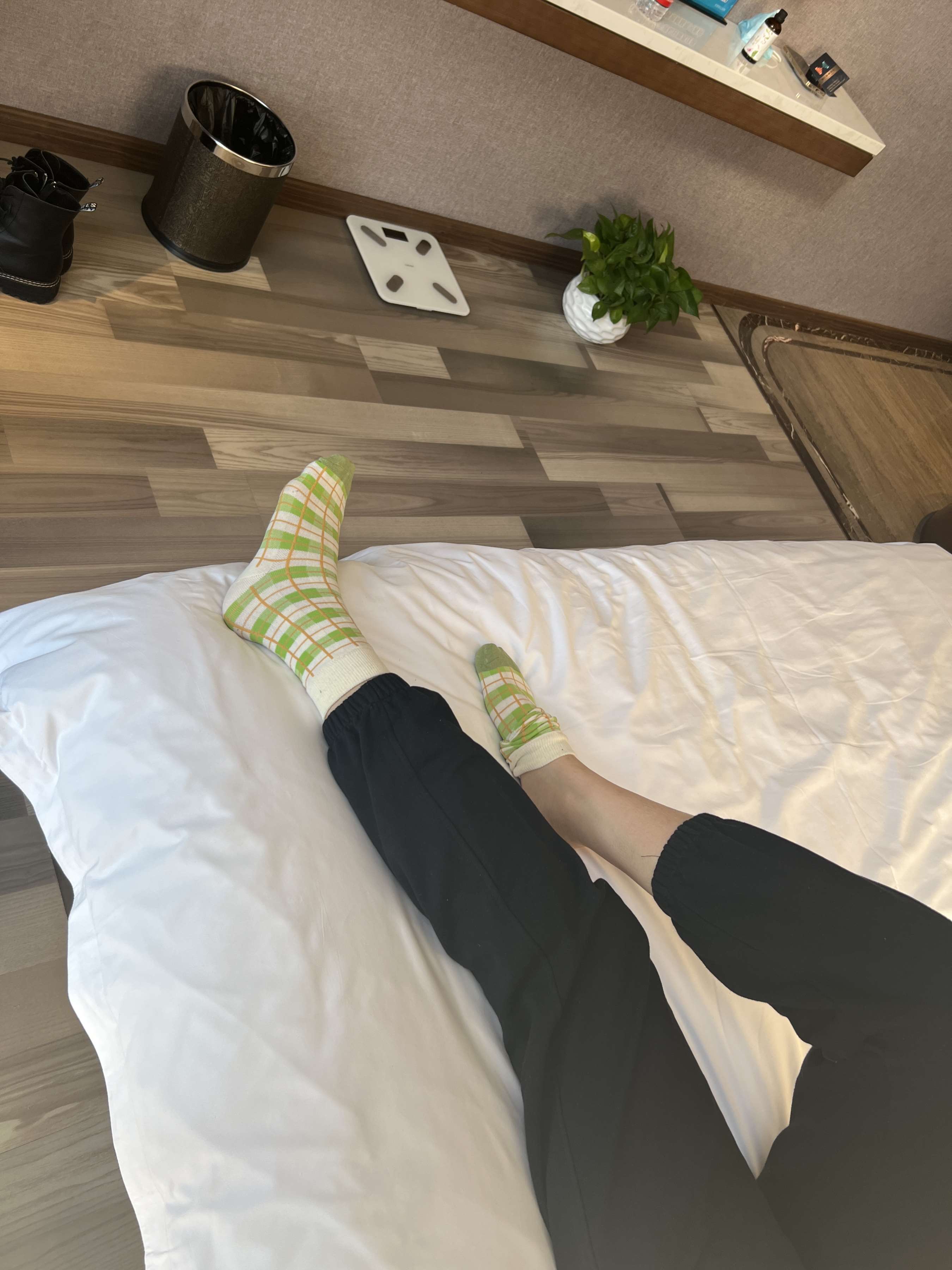 《少女脱棉袜展嫩足》作品图