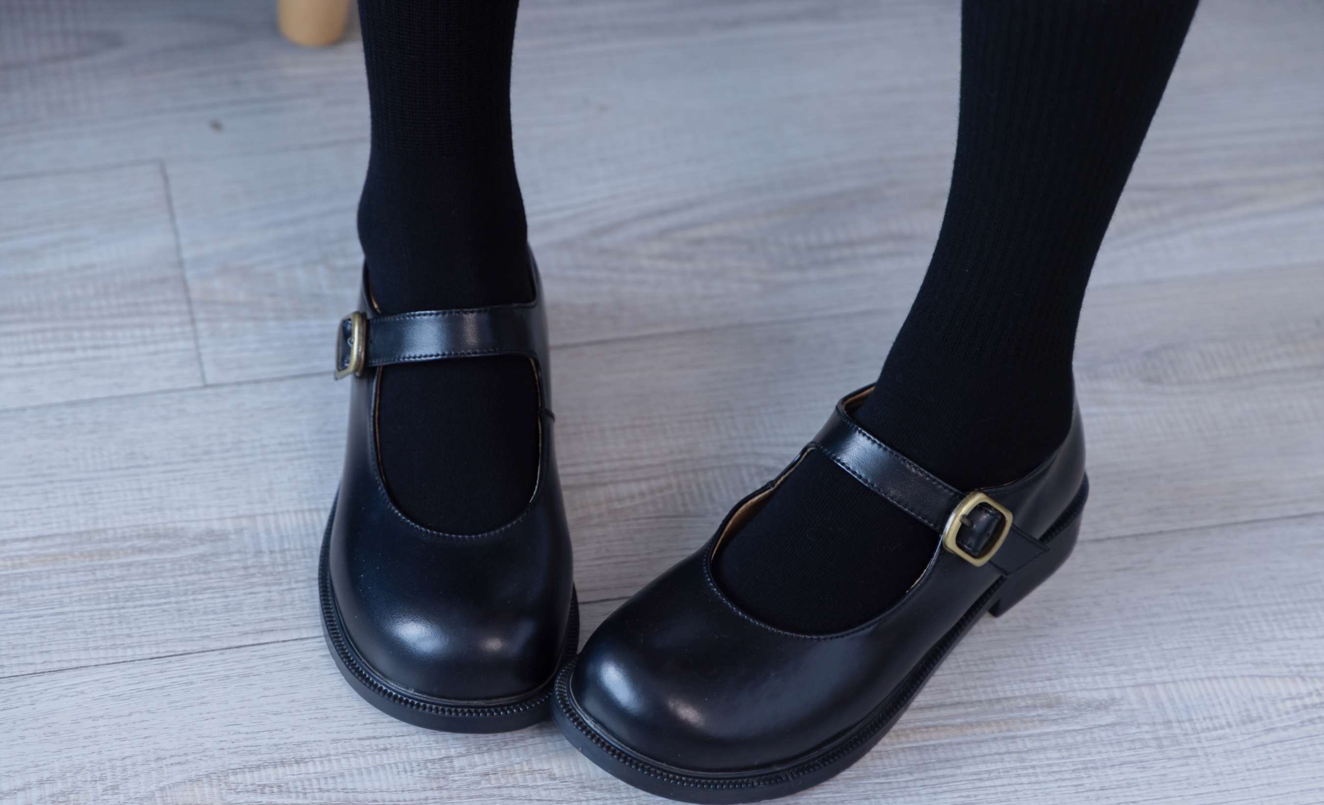 《芝士学院制服の绑带黑棉袜脚》作品图