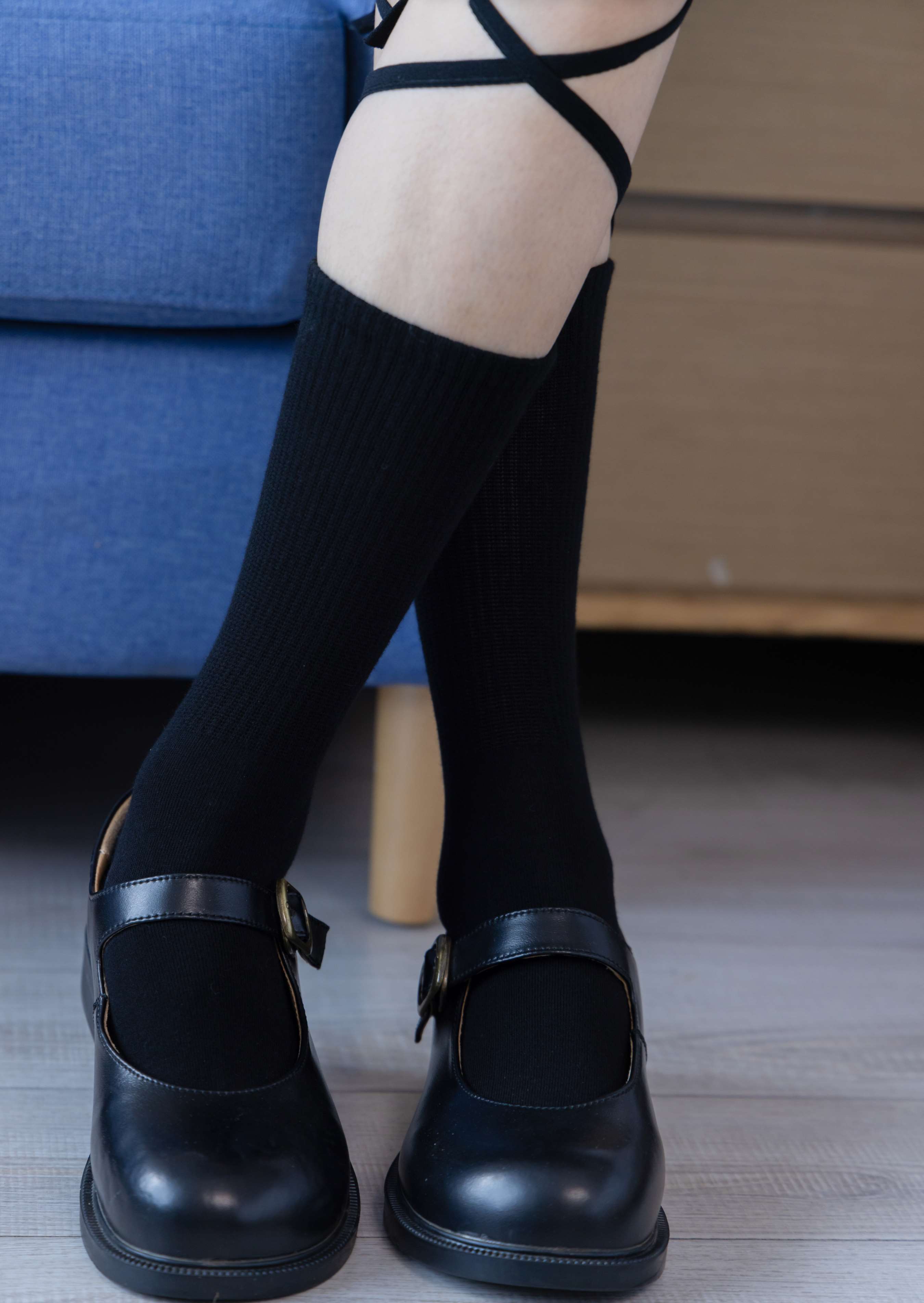 《芝士学院制服の绑带黑棉袜脚》作品图