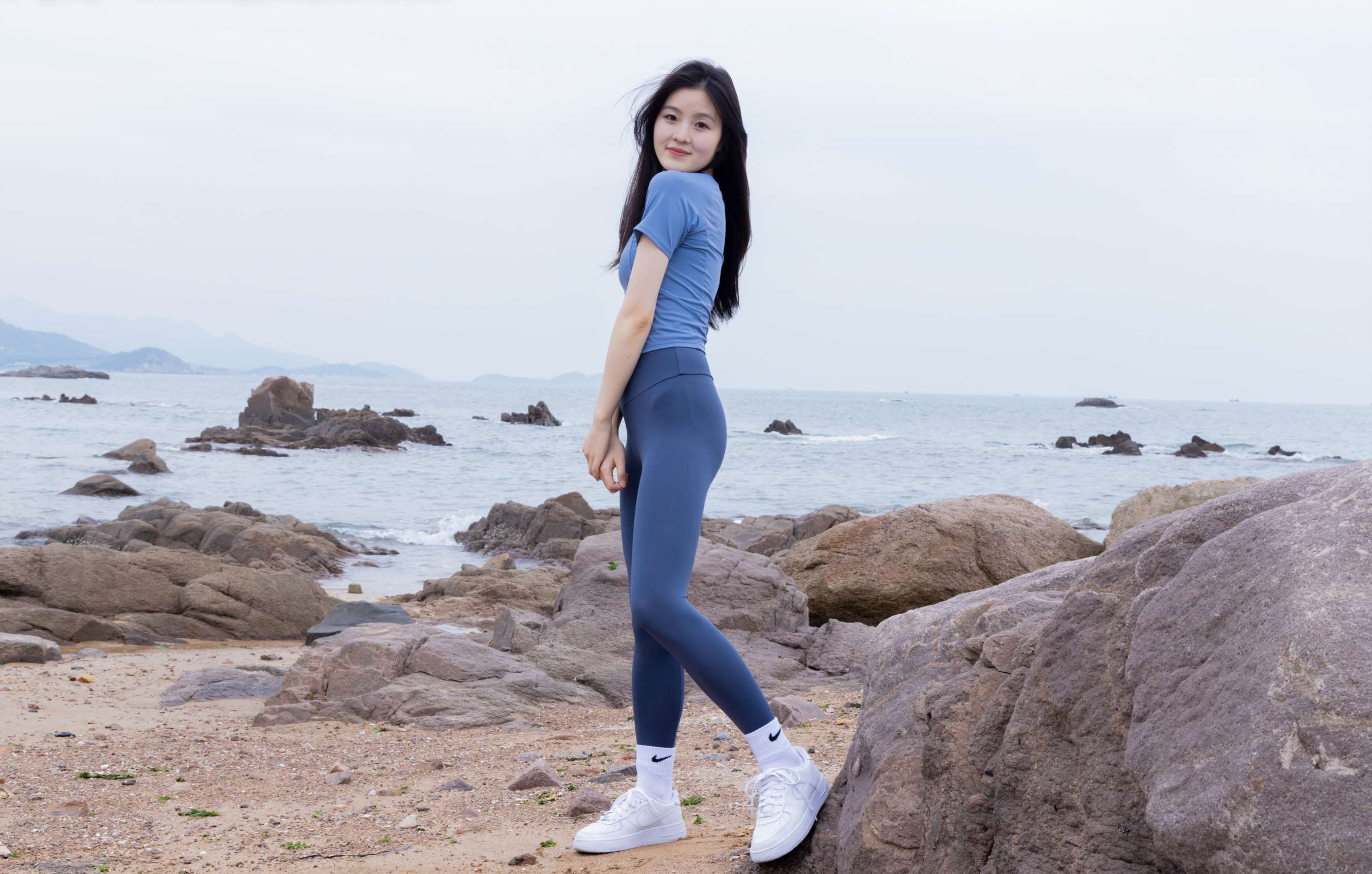 《青柠海边脱袜展嫩足》作品图