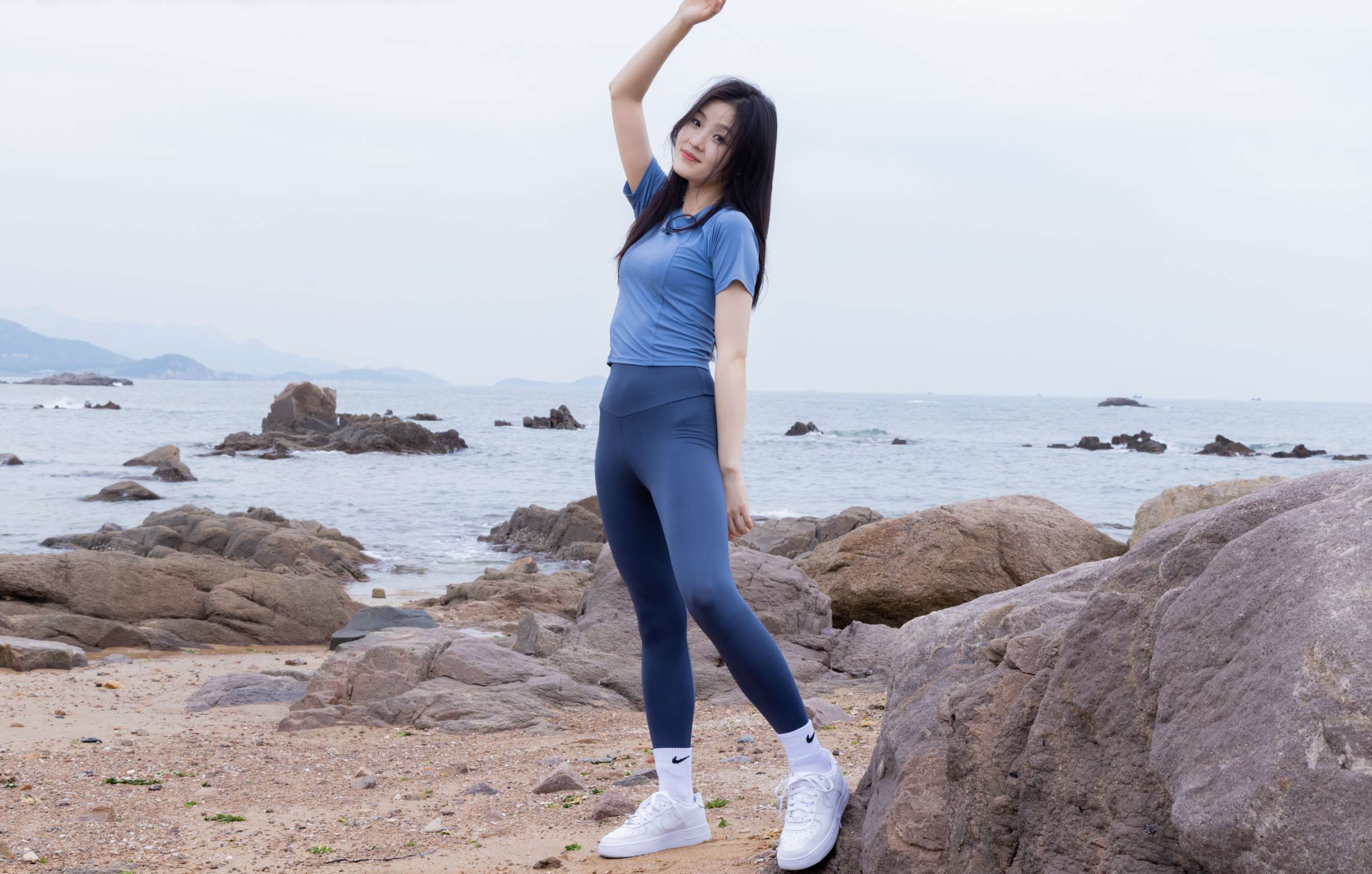 《青柠海边脱袜展嫩足》作品图