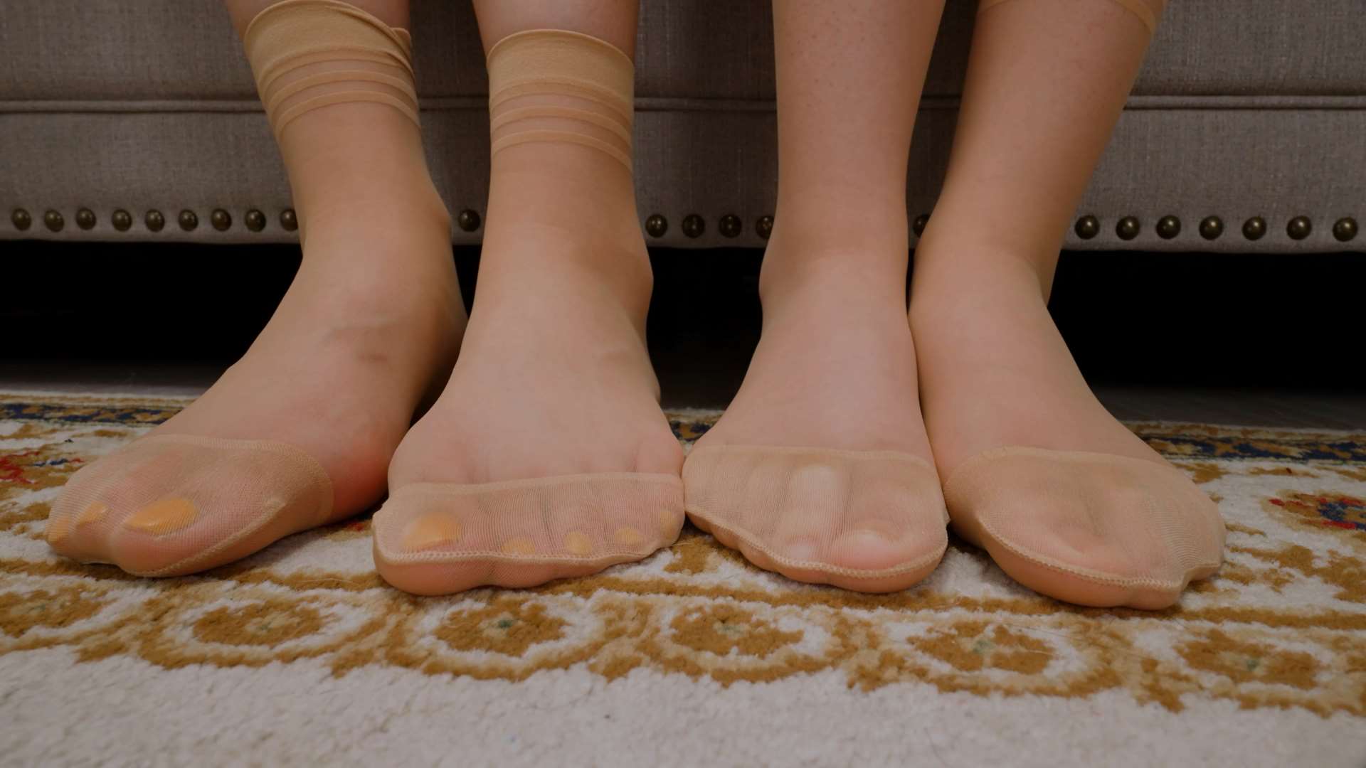 《[寄卖视频] A&F xiaodao和小师妹-展示性感脚丫》作品图