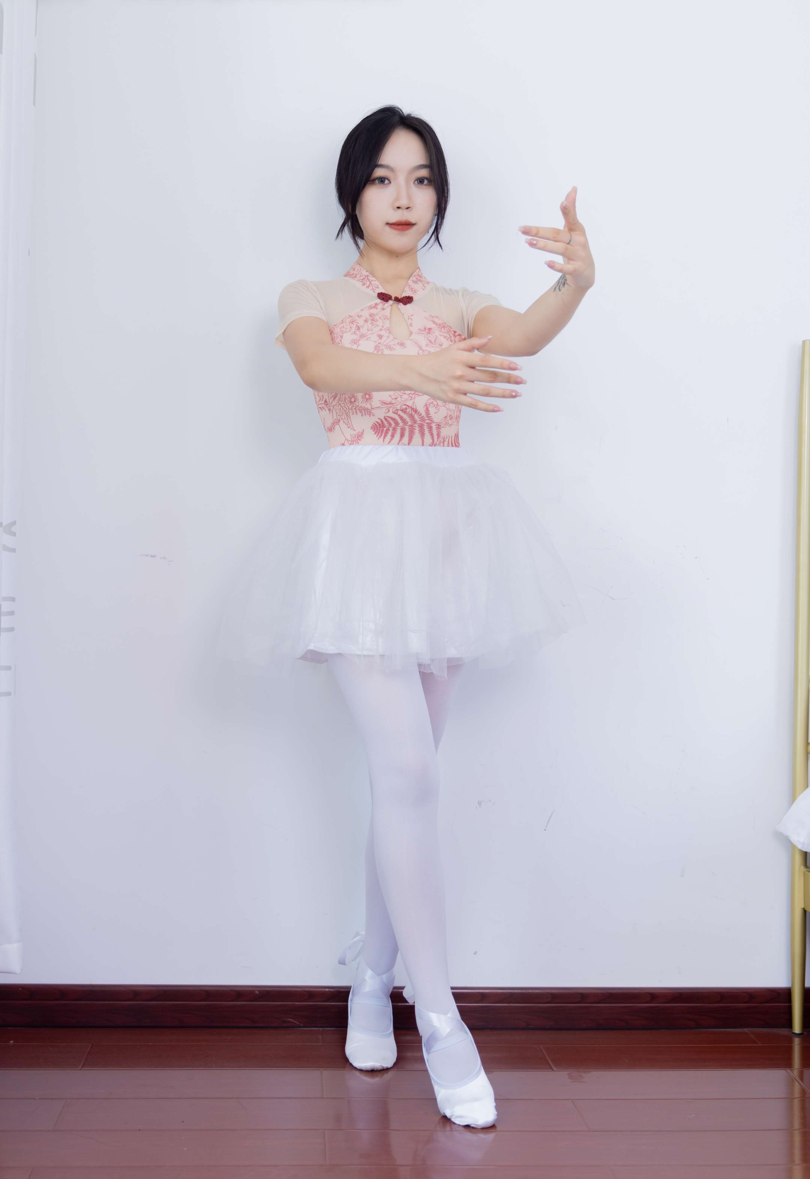 《纱纱练舞白丝脚丫》作品图