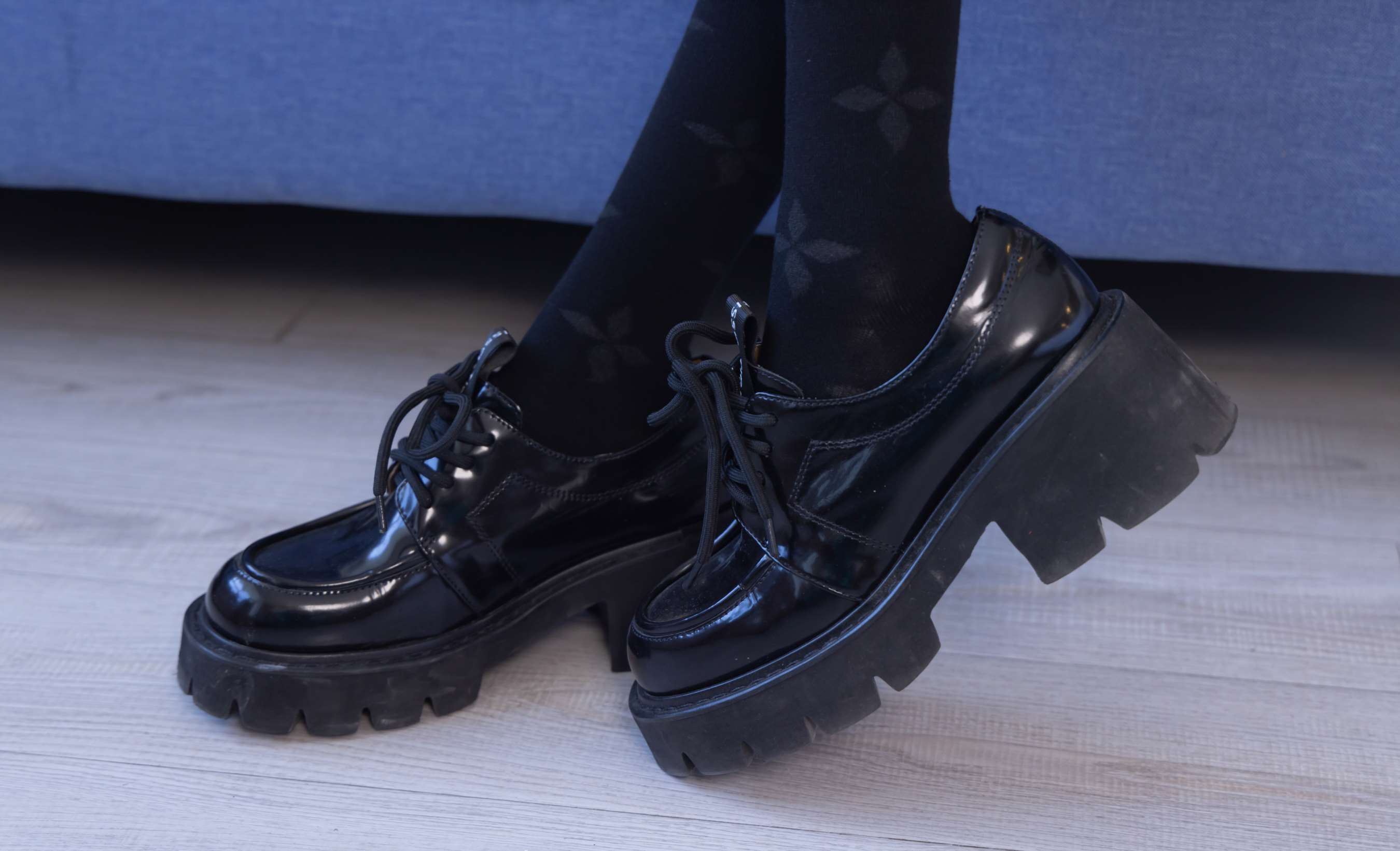 《稚予-厚黑丝、黑色大腿棉袜》作品图