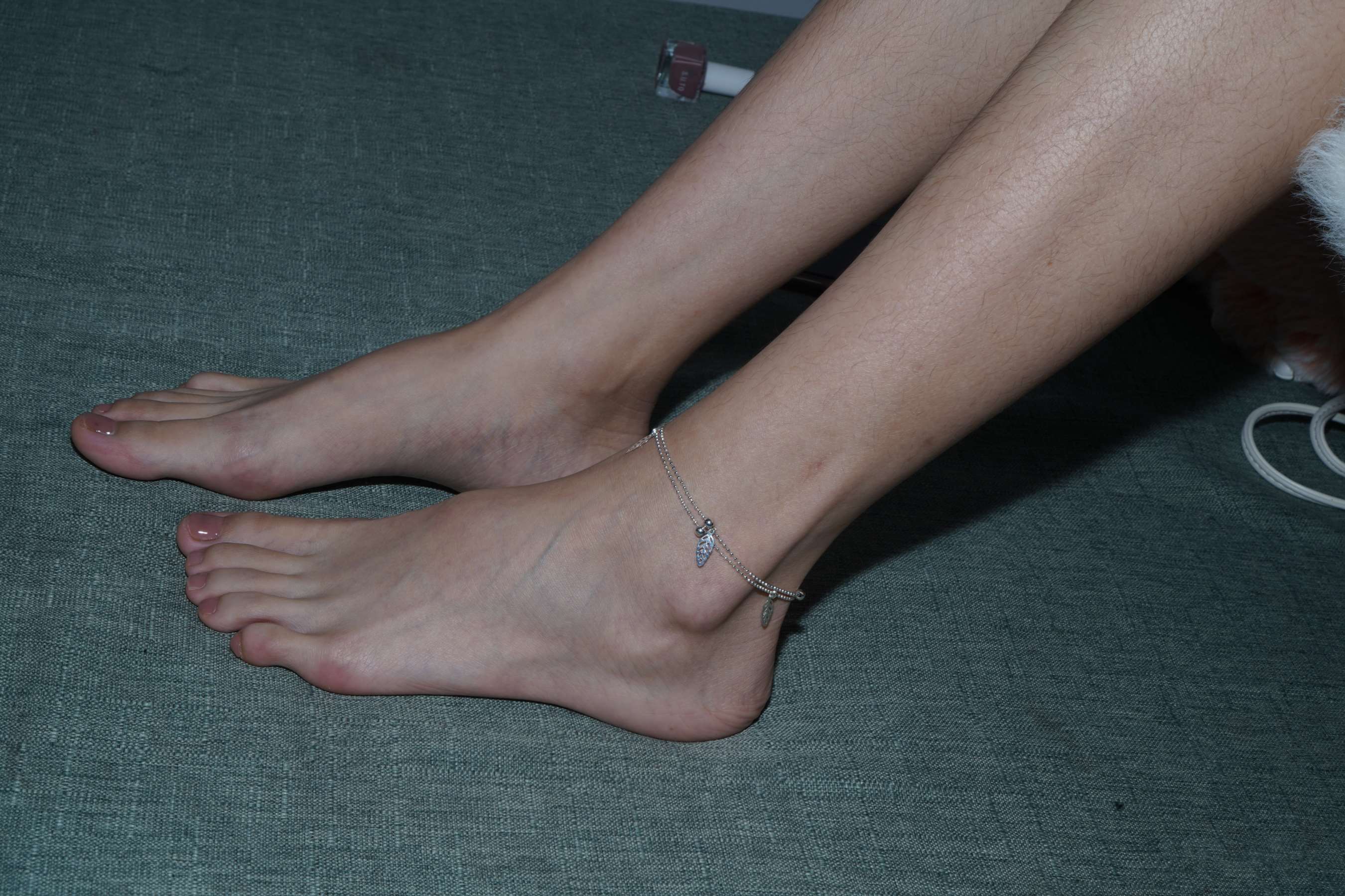 《小龙展示37码修长脚丫》作品图