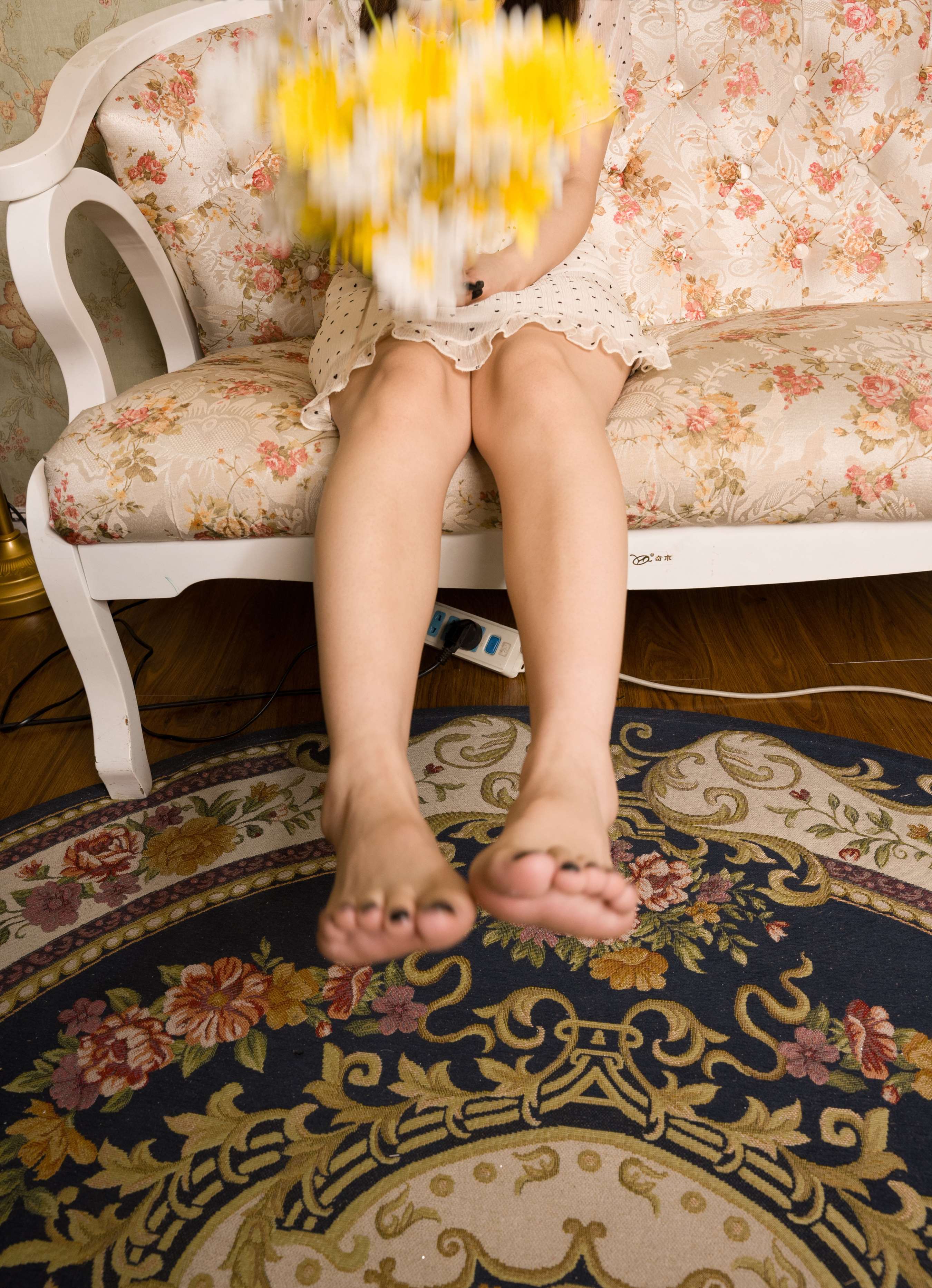 《仔仔沙发展嫩足》作品图