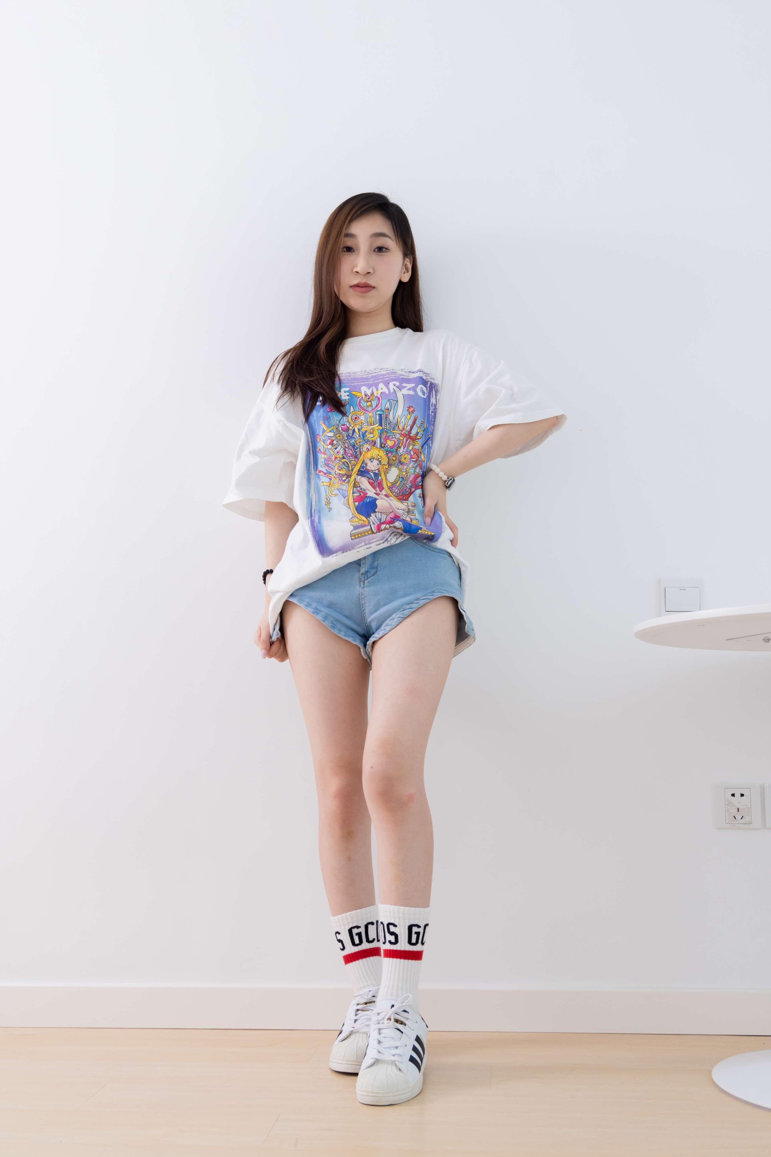 《柚子热裤の白棉袜脚丫》作品图