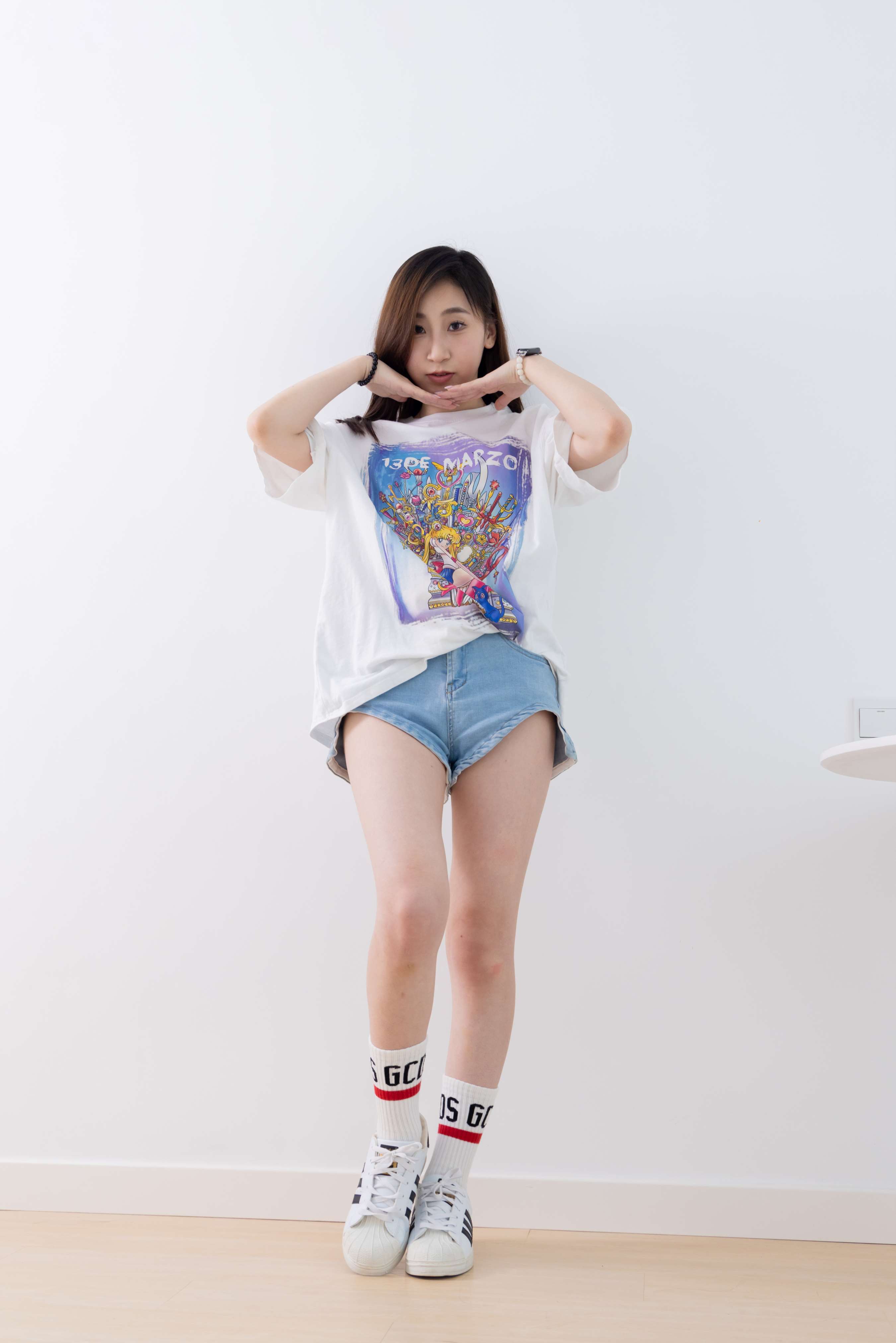 《柚子热裤の白棉袜脚丫》作品图