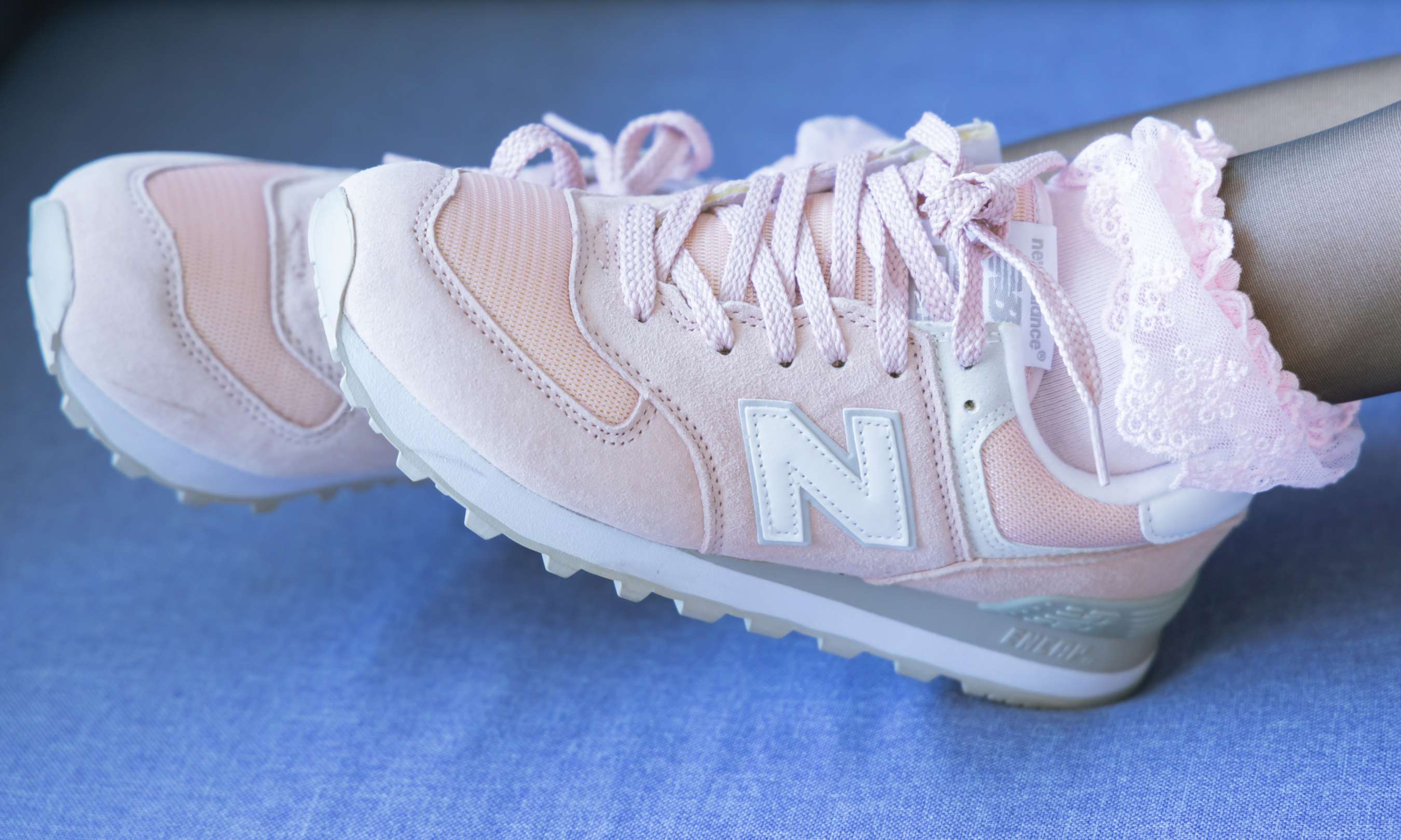 《小沫运动鞋の黑丝脚丫》作品图