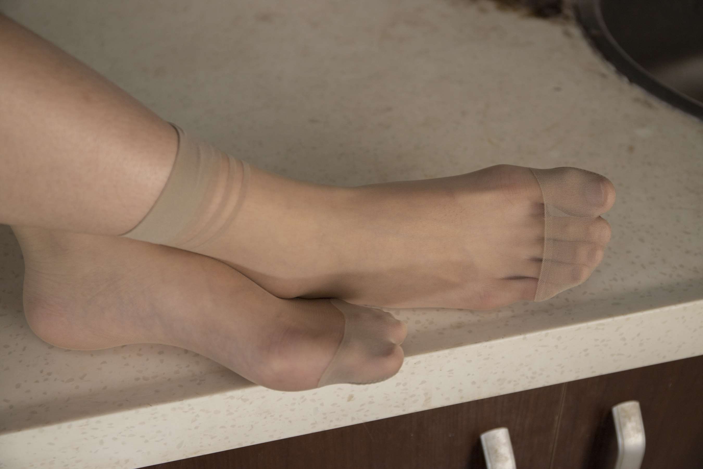 《露露厨房秀性感丝袜脚丫》作品图