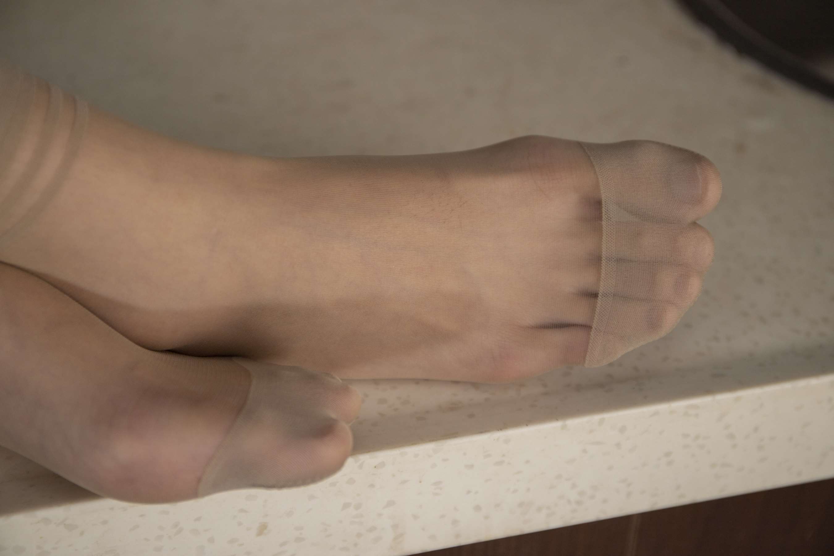 《露露厨房秀性感丝袜脚丫》作品图