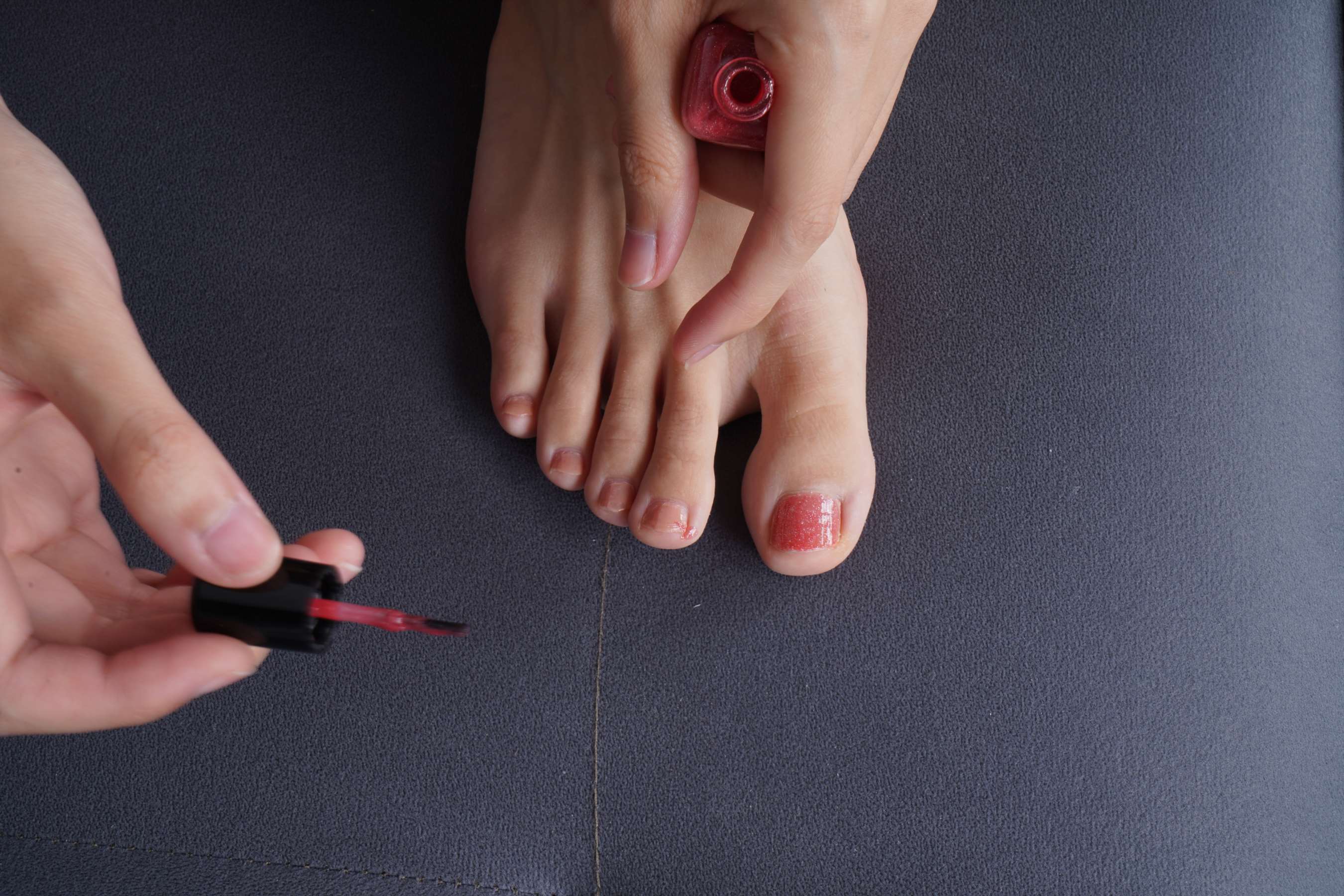 《家喻大胆展示脚丫》作品图