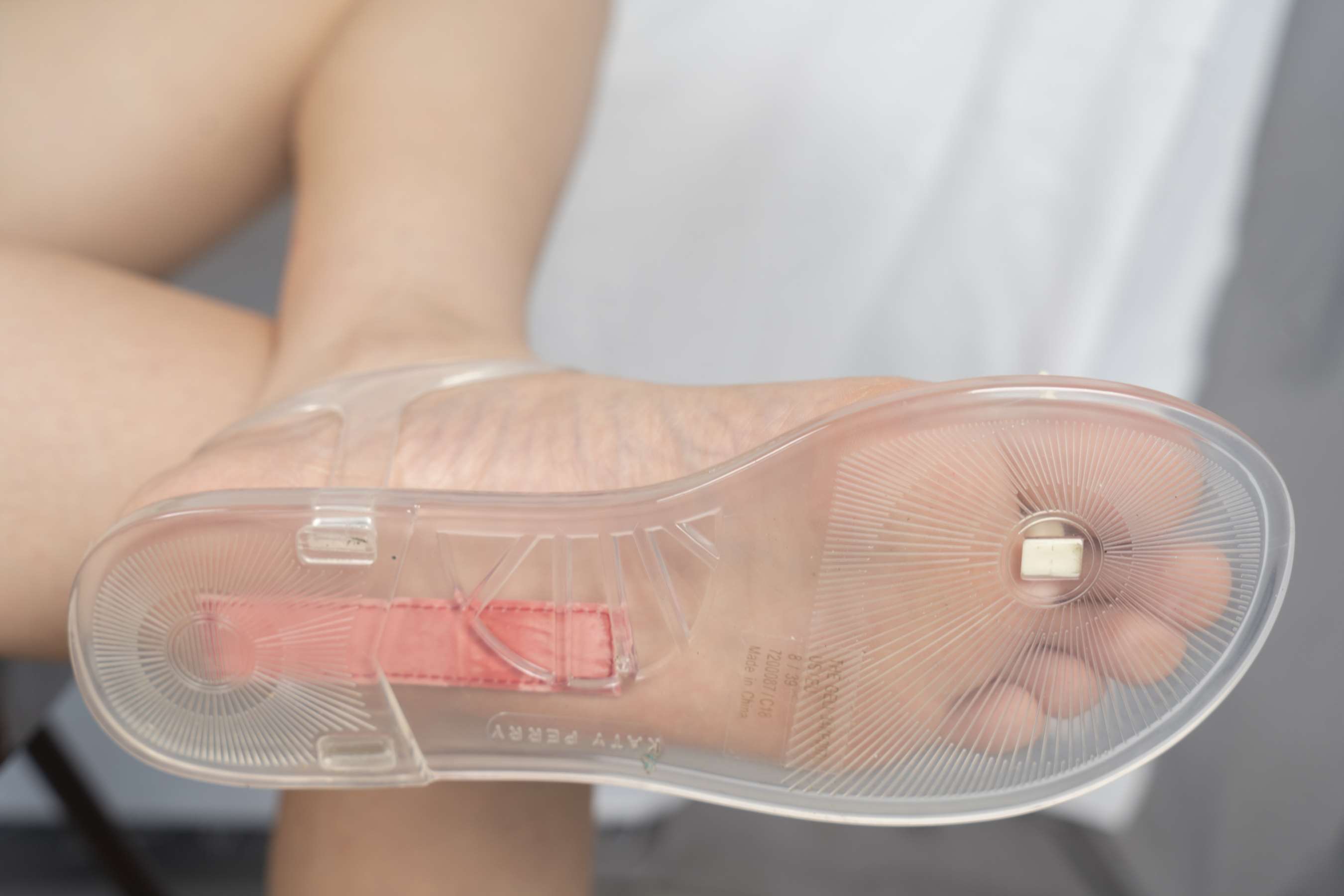 《美妮40码大脚穿上各种水晶鞋展示，非常性感！(下)》作品图