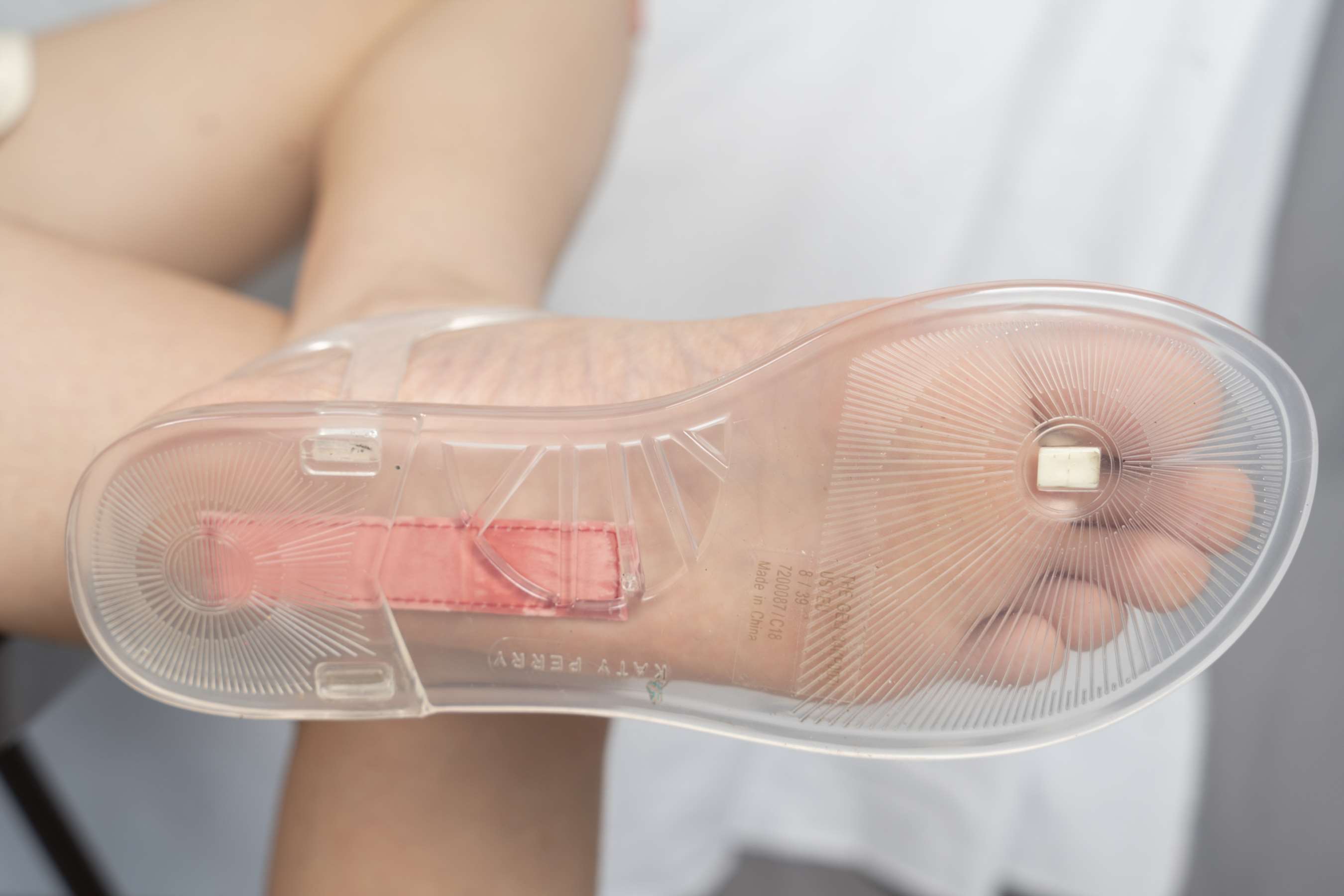 《美妮40码大脚穿上各种水晶鞋展示，非常性感！(下)》作品图