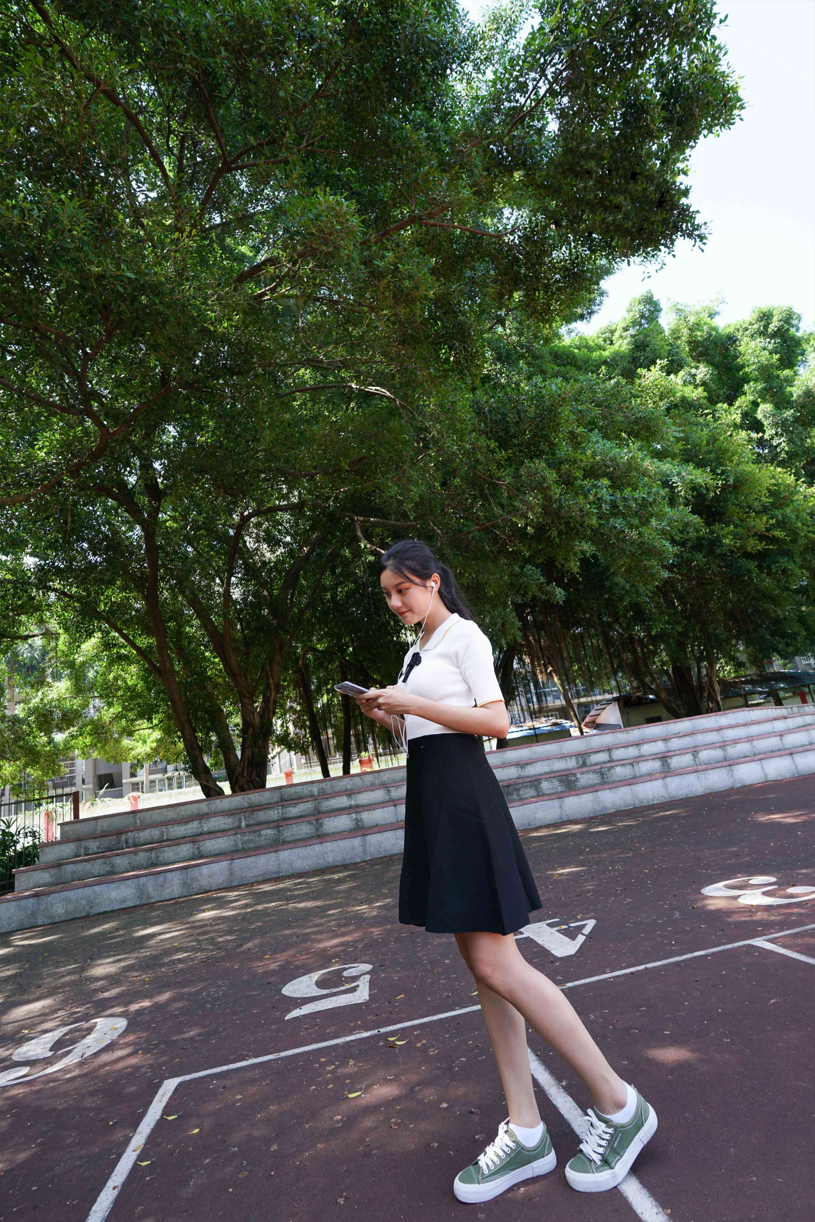 《初恋校花小李嘉欣操场散步》作品图