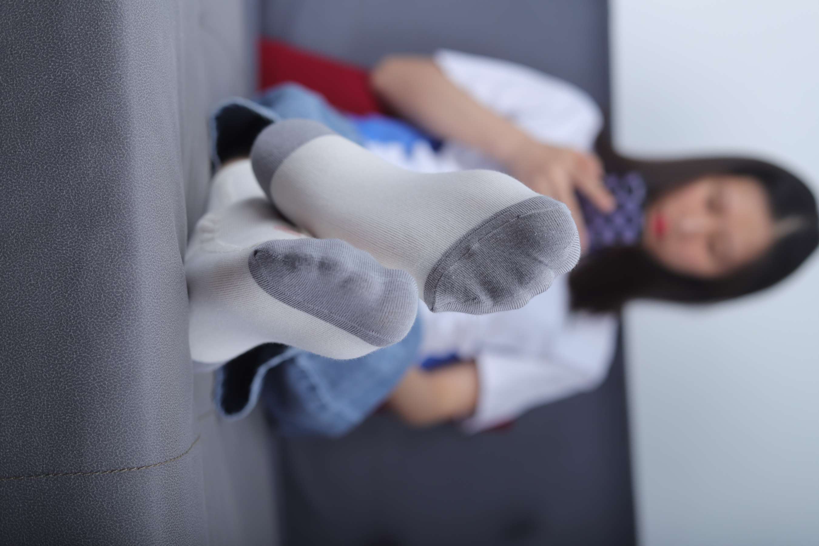 《芳芳校服裸足の棉袜》作品图