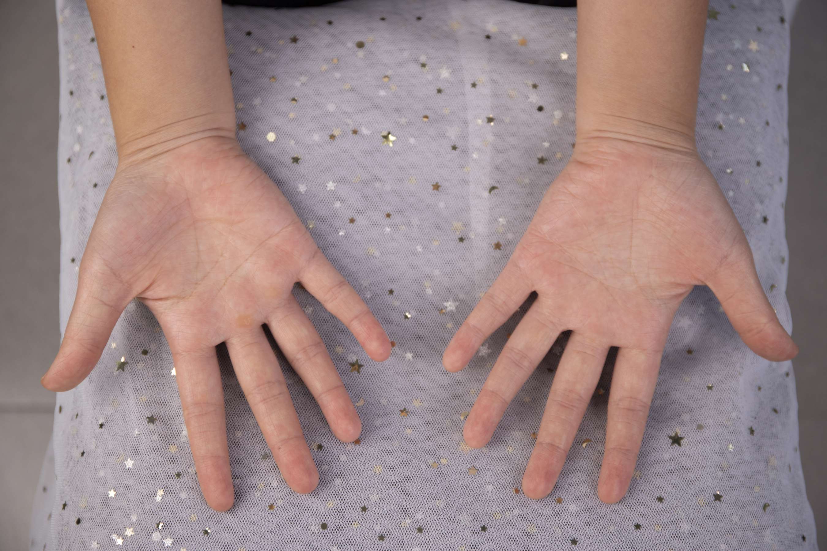 《脚气女孩小玲的原味棉袜脚丫，有点重口味！》作品图