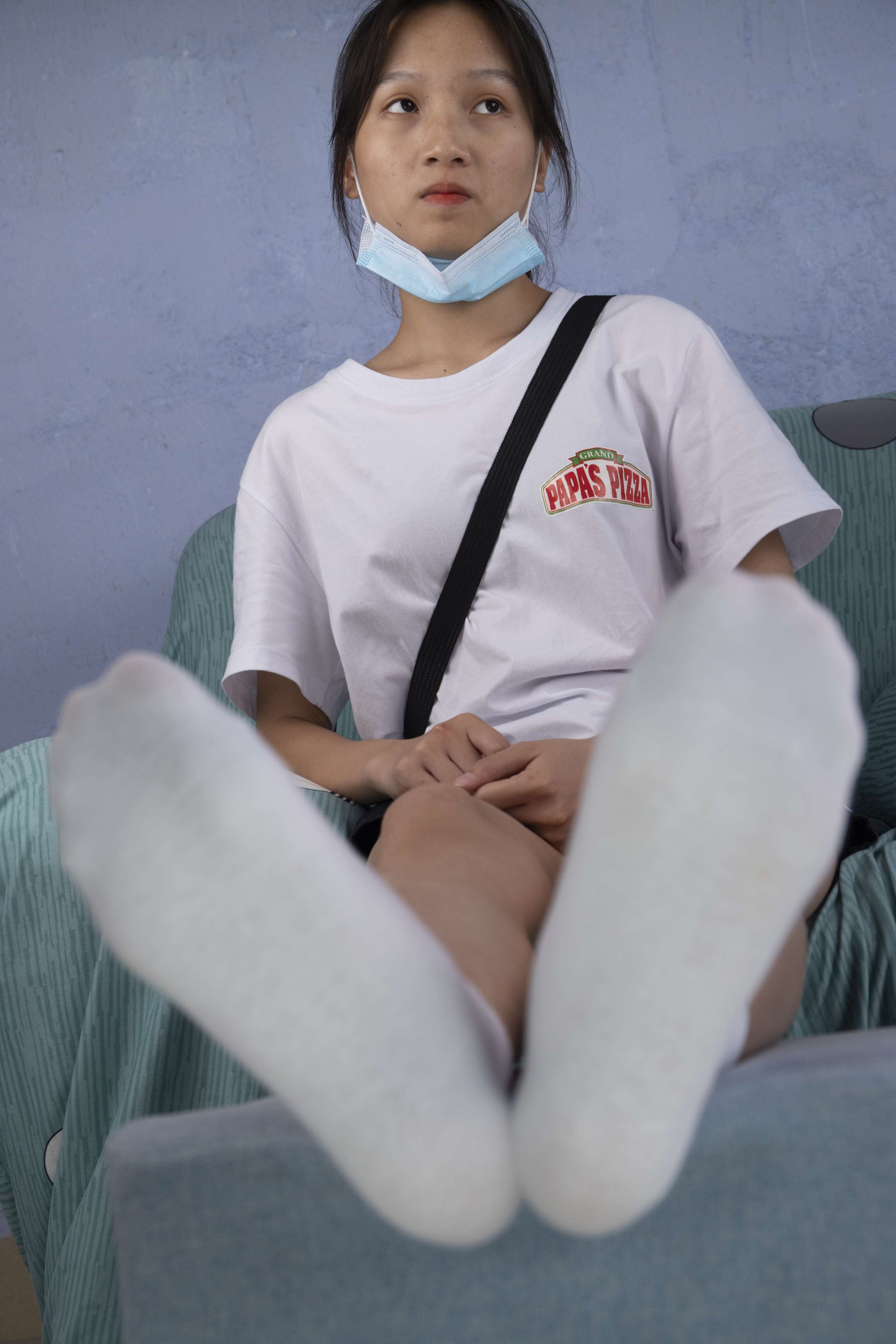 《婷婷的原味白嫩脚丫，刚刚脱掉的鞋子袜子》作品图