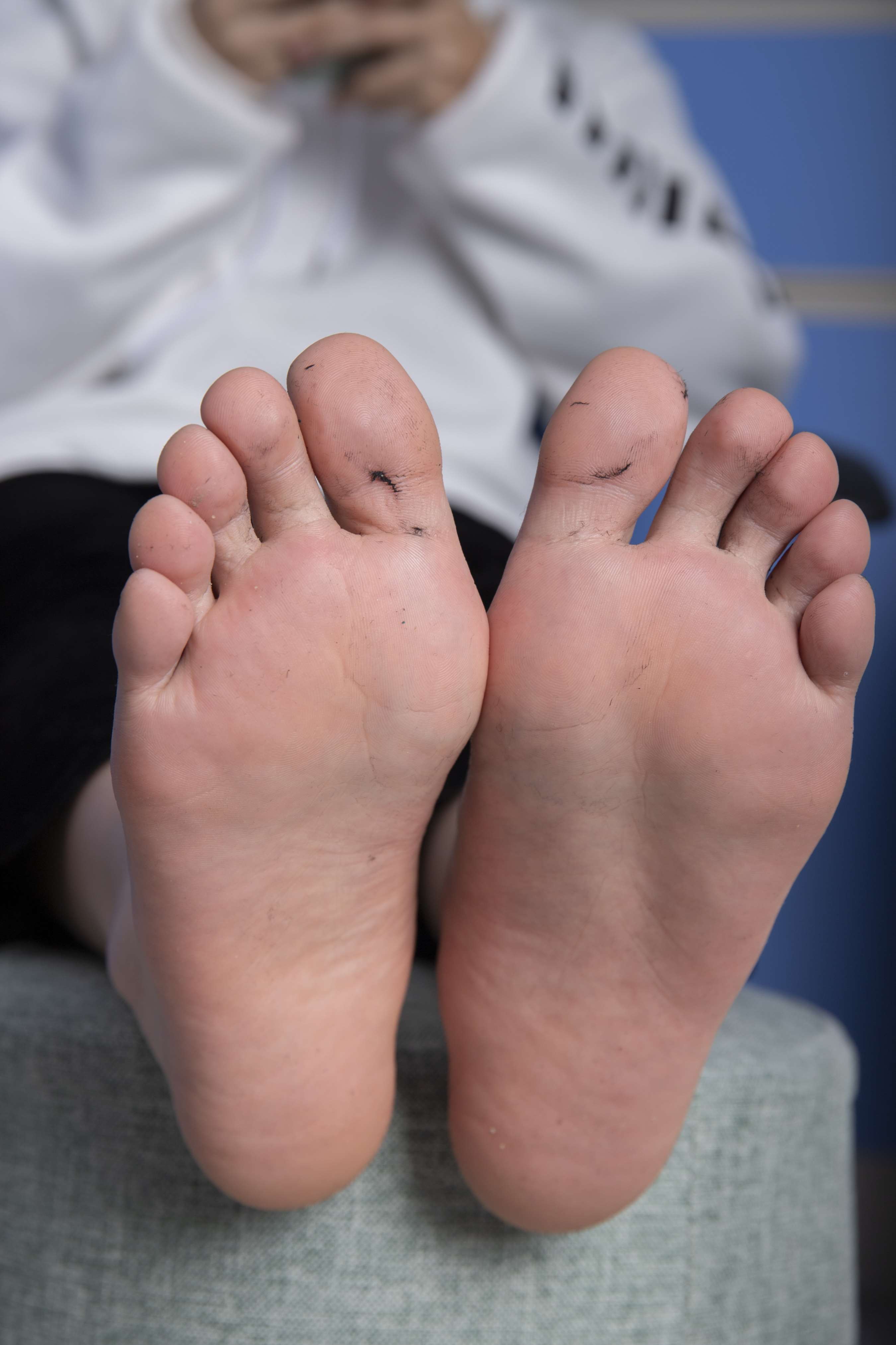 《梓潼刚脱了棉袜的原味脚丫》作品图