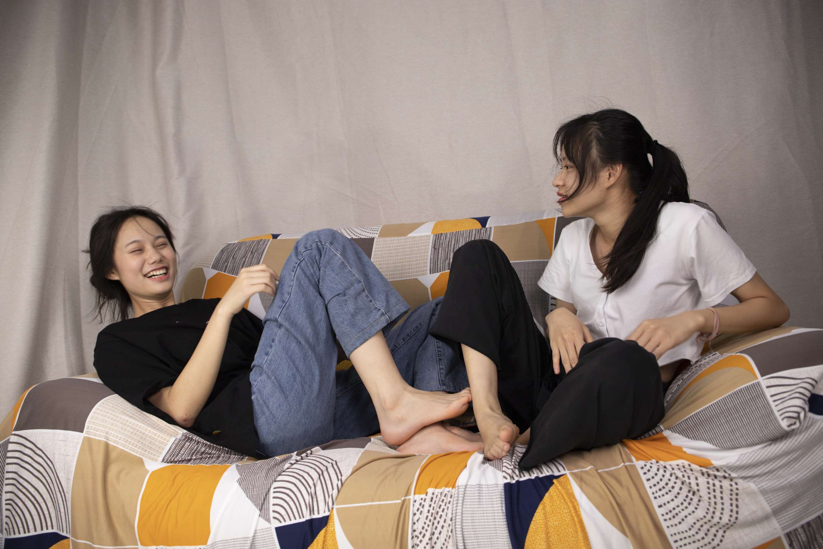 《慧慧和琦琦秀性感脚丫，互相嬉戏，各种摆弄脚丫》作品图