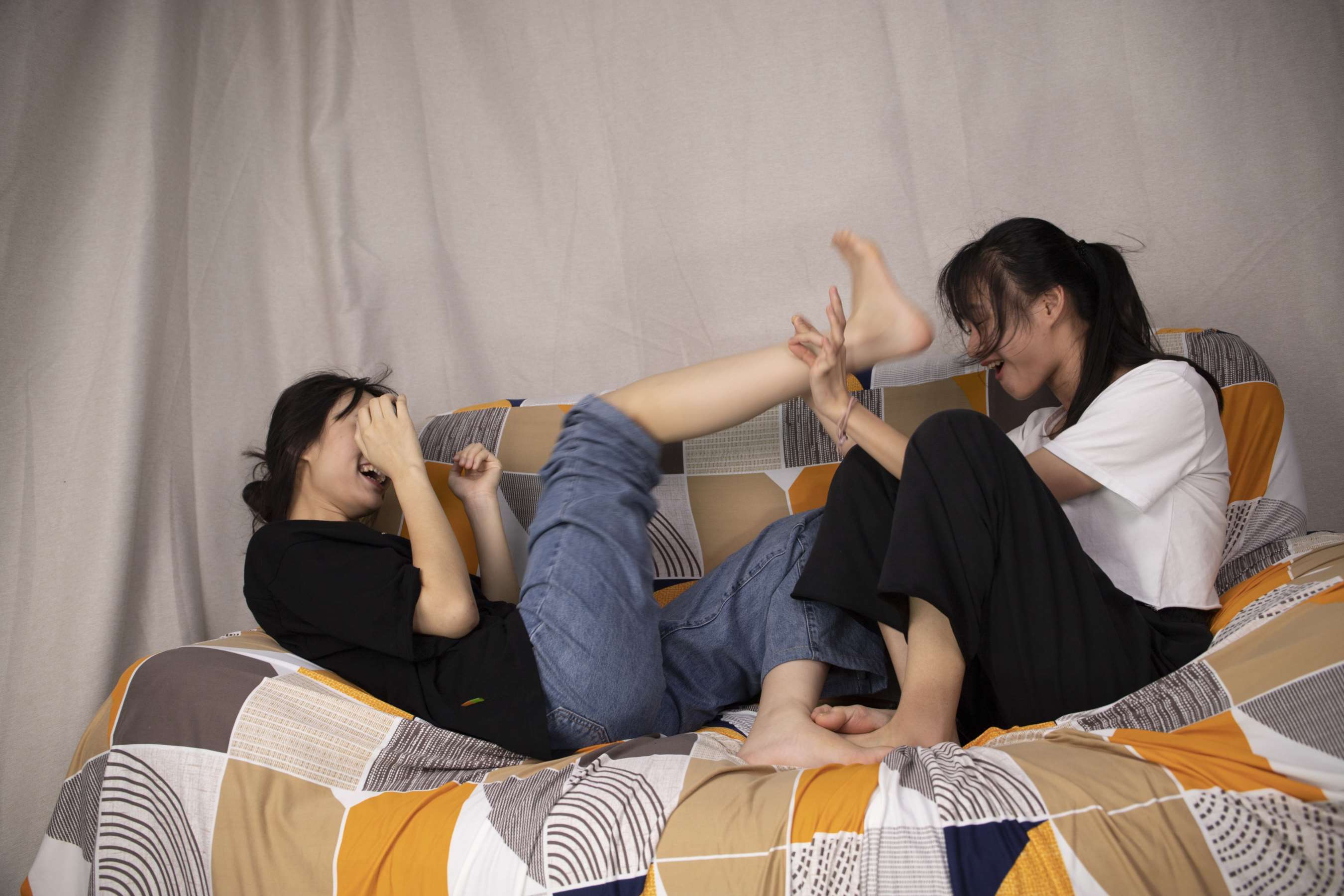 《慧慧和琦琦秀性感脚丫，互相嬉戏，各种摆弄脚丫》作品图