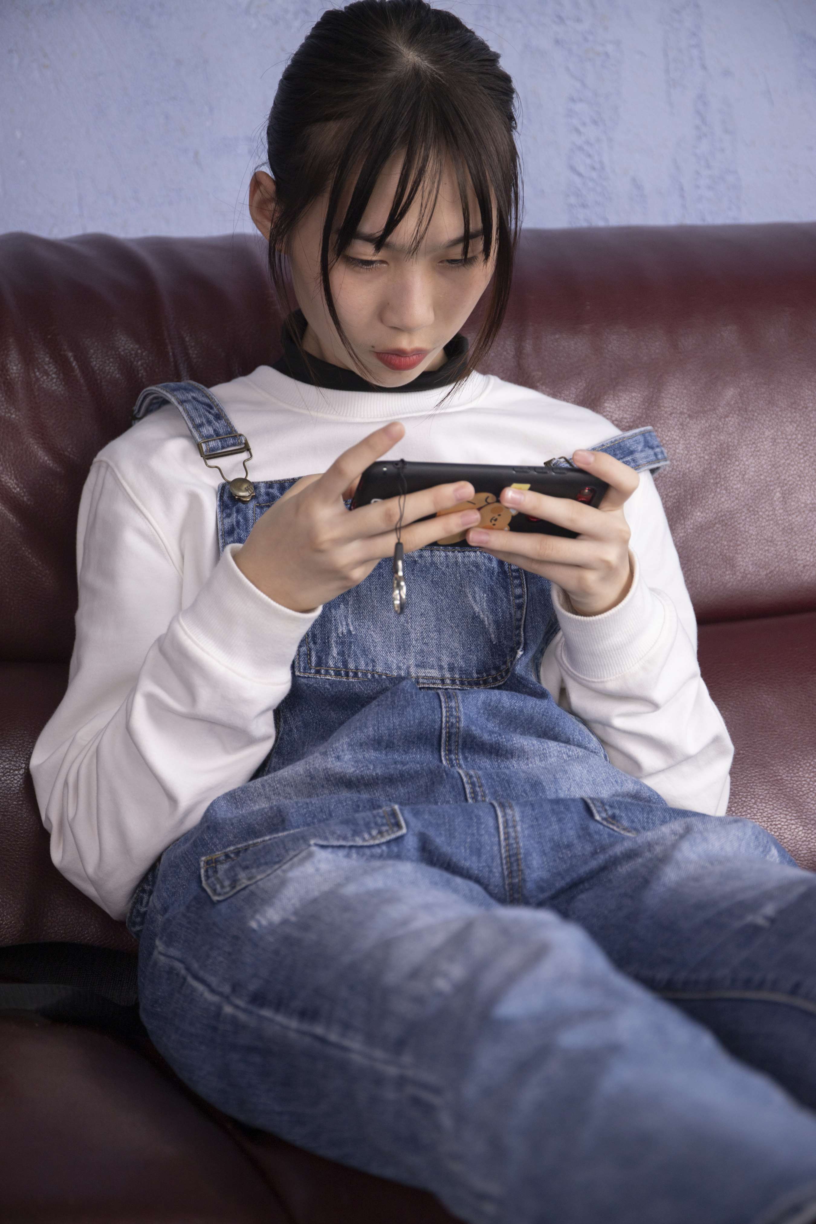 《小韵沙发上秀黑丝脚丫，大脚丫穿上黑丝真性感！》作品图