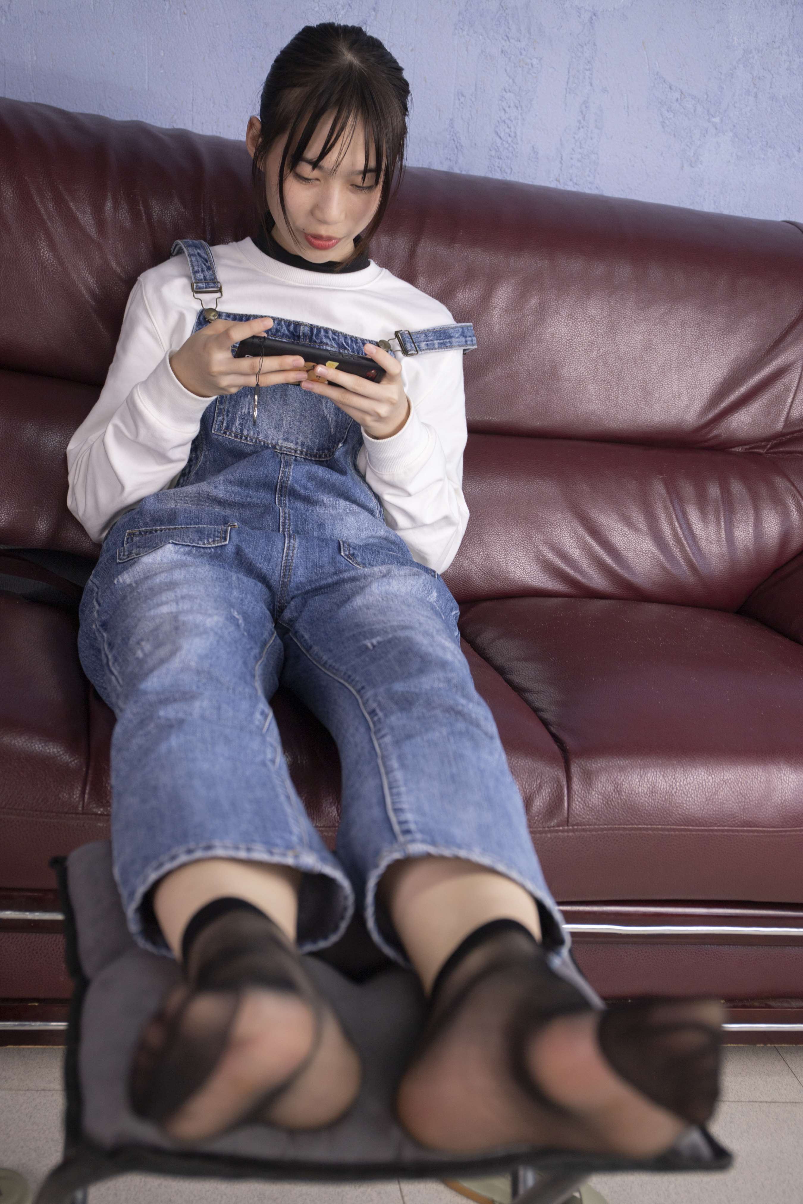 《小韵沙发上秀黑丝脚丫，大脚丫穿上黑丝真性感！》作品图