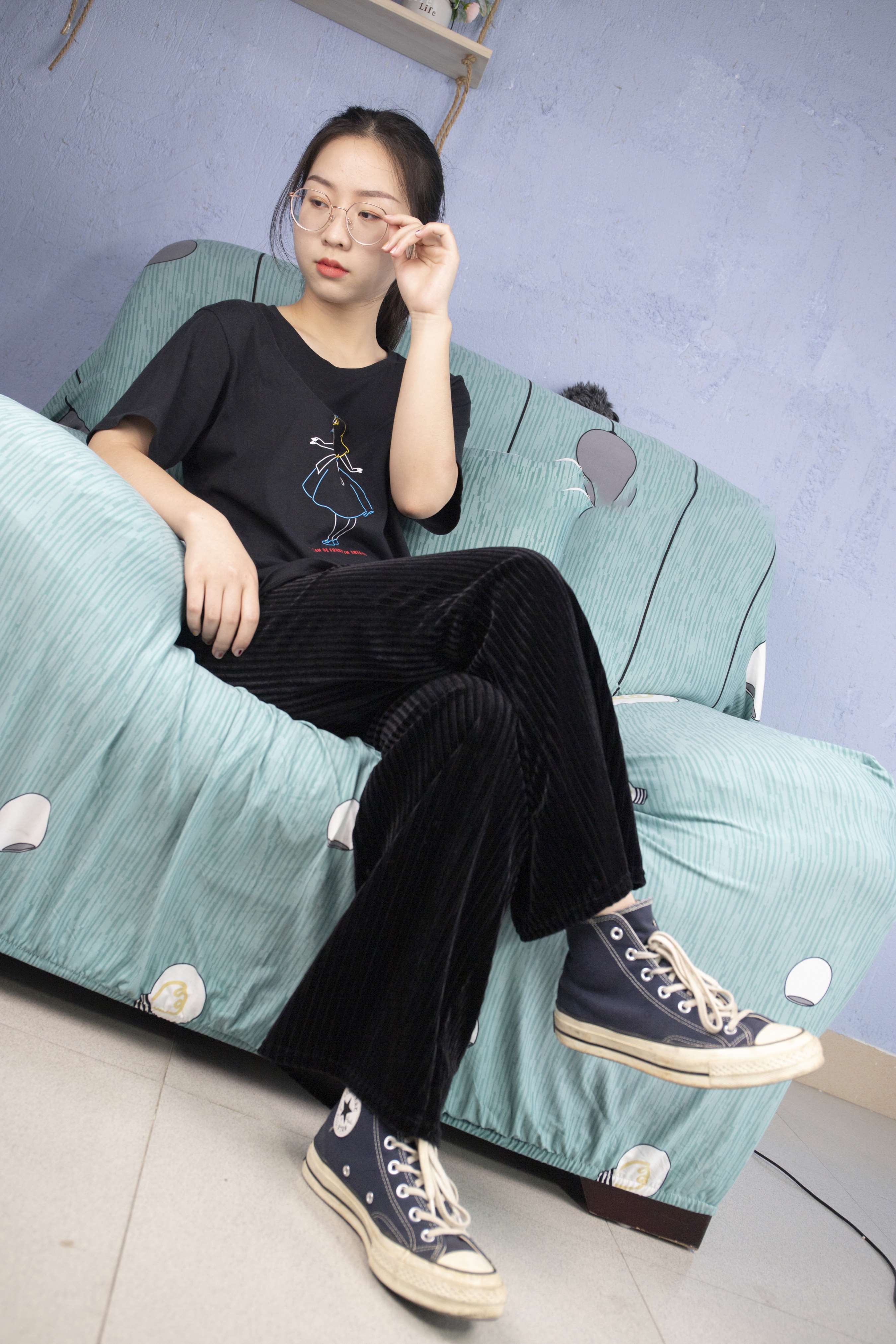 《姗姗帆布鞋棉袜原味脚丫，秀脚丫》作品图