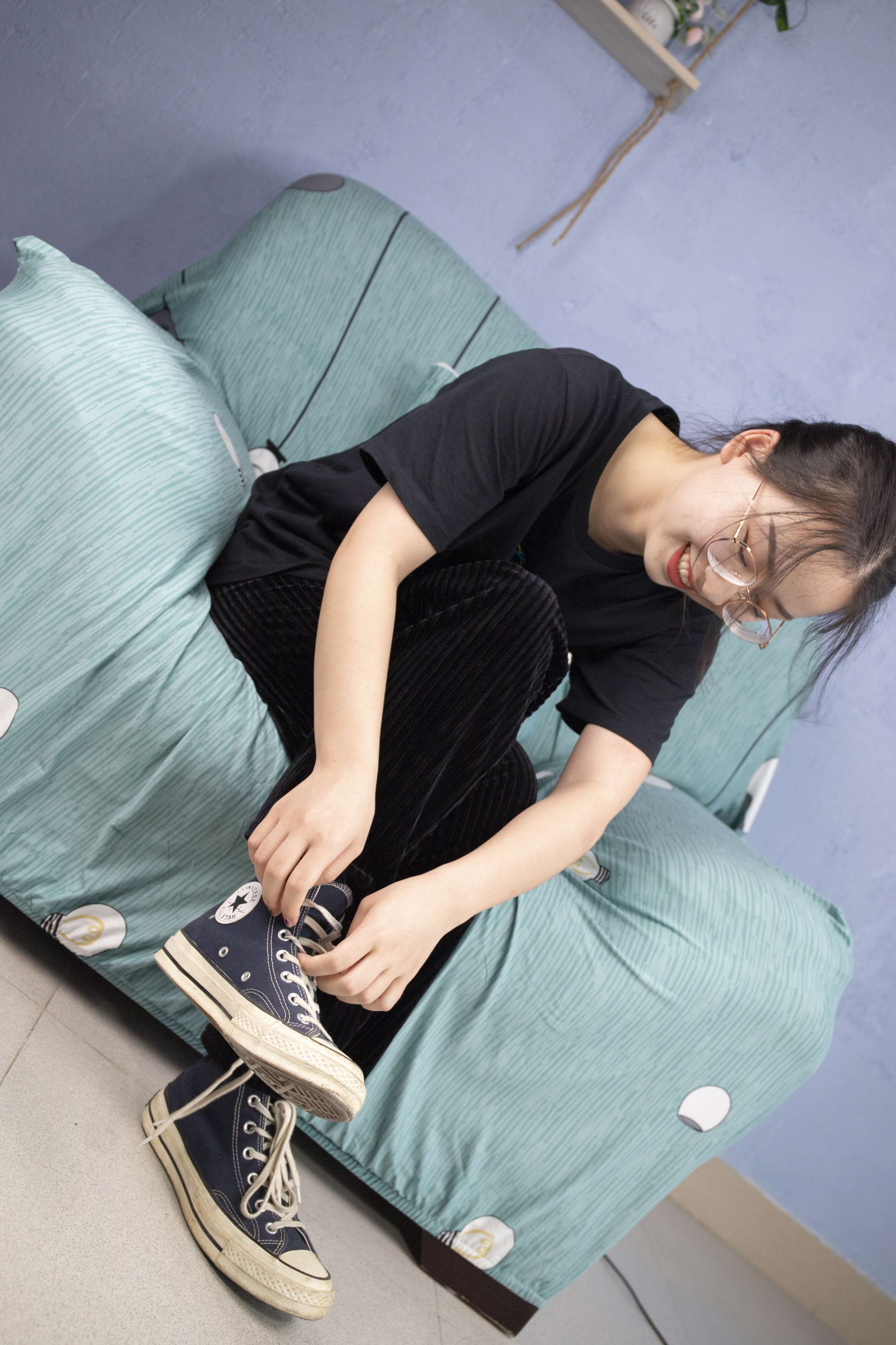 《姗姗帆布鞋棉袜原味脚丫，秀脚丫》作品图