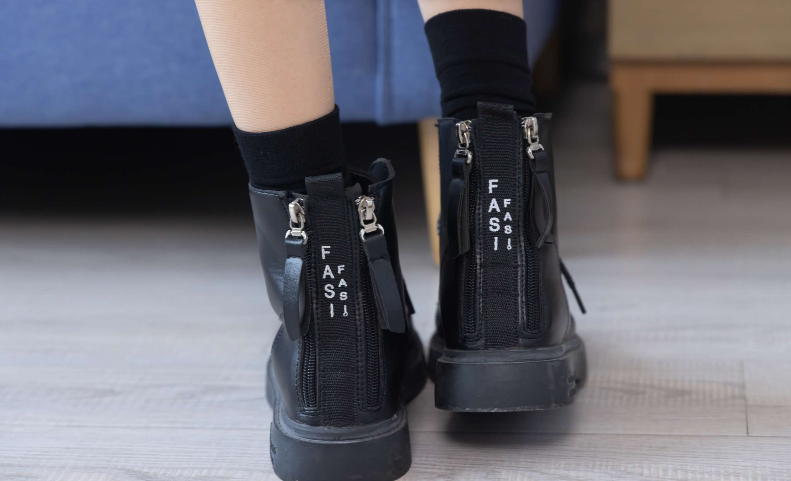 《稚予-黑棉袜套肉丝脚丫》作品图