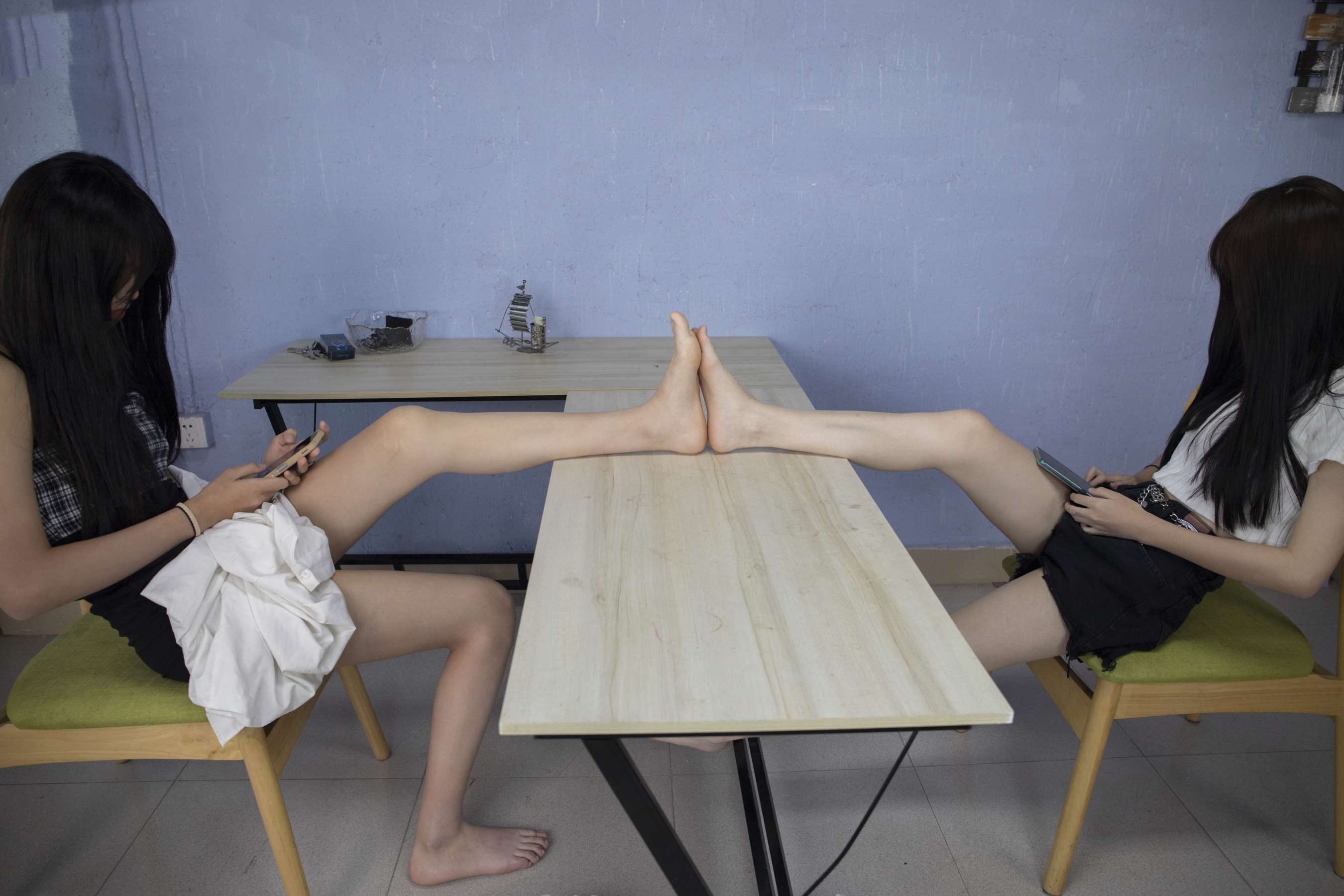 《少女脱脏白棉袜和闺蜜互脚》作品图