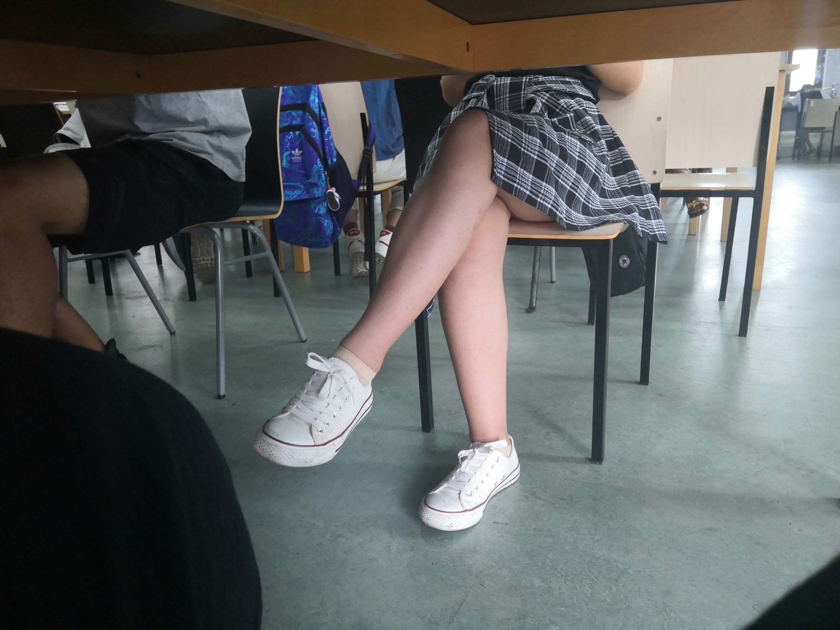 《大学时期外出写生火车上女同学们的脚丫盛宴》作品图