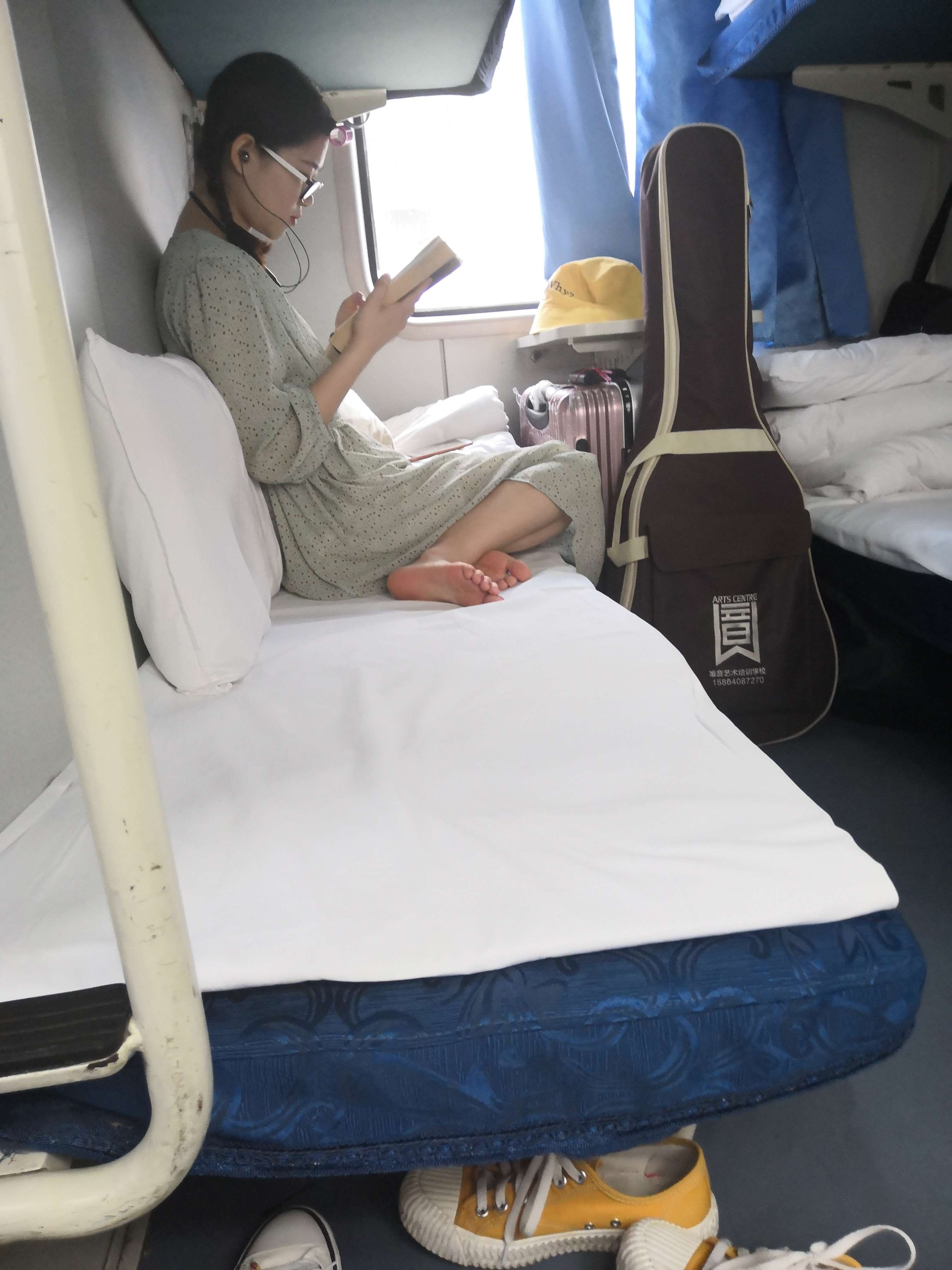 《大学时期外出写生火车上女同学们的脚丫盛宴》作品图