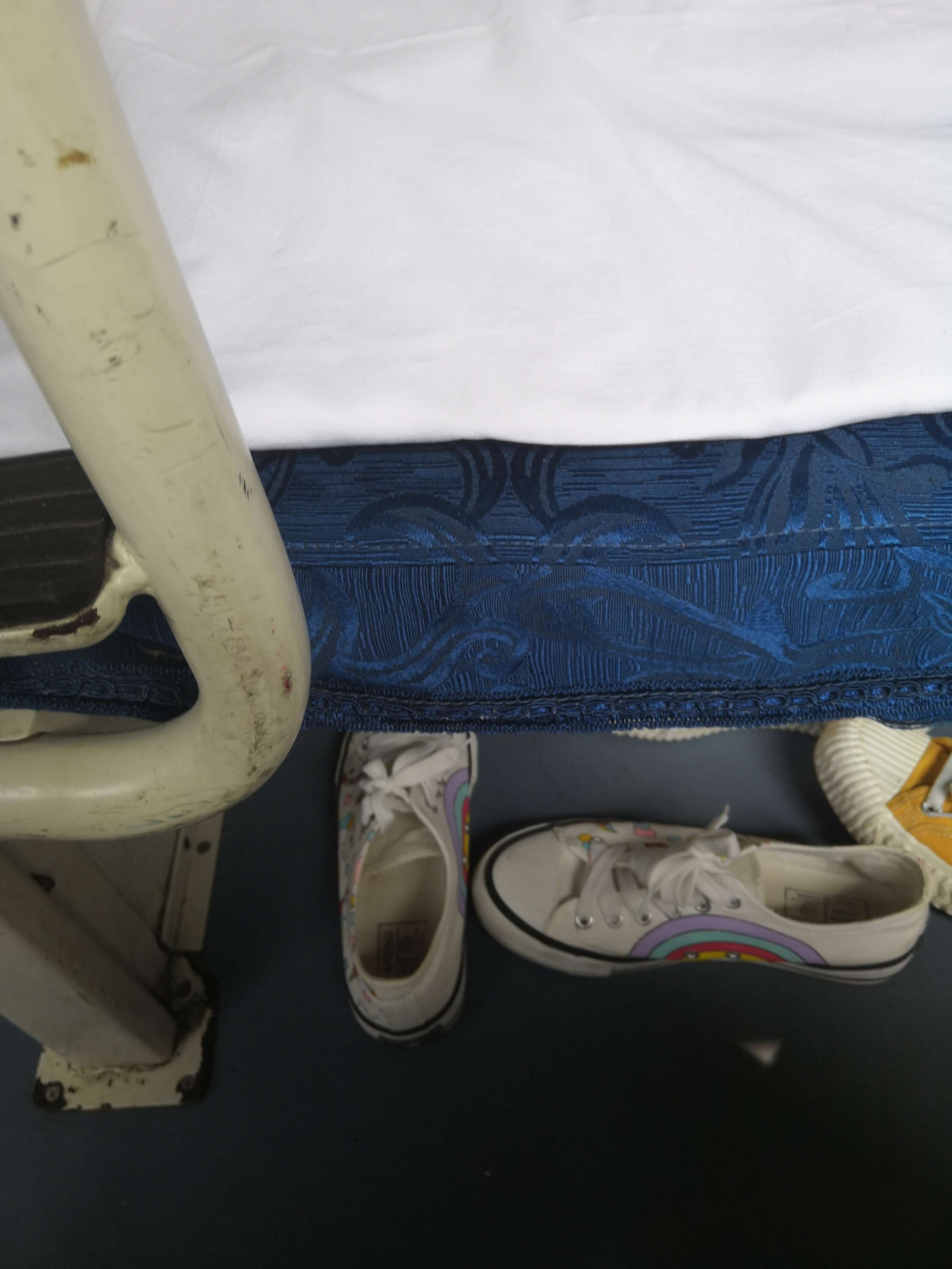 《大学时期外出写生火车上女同学们的脚丫盛宴》作品图