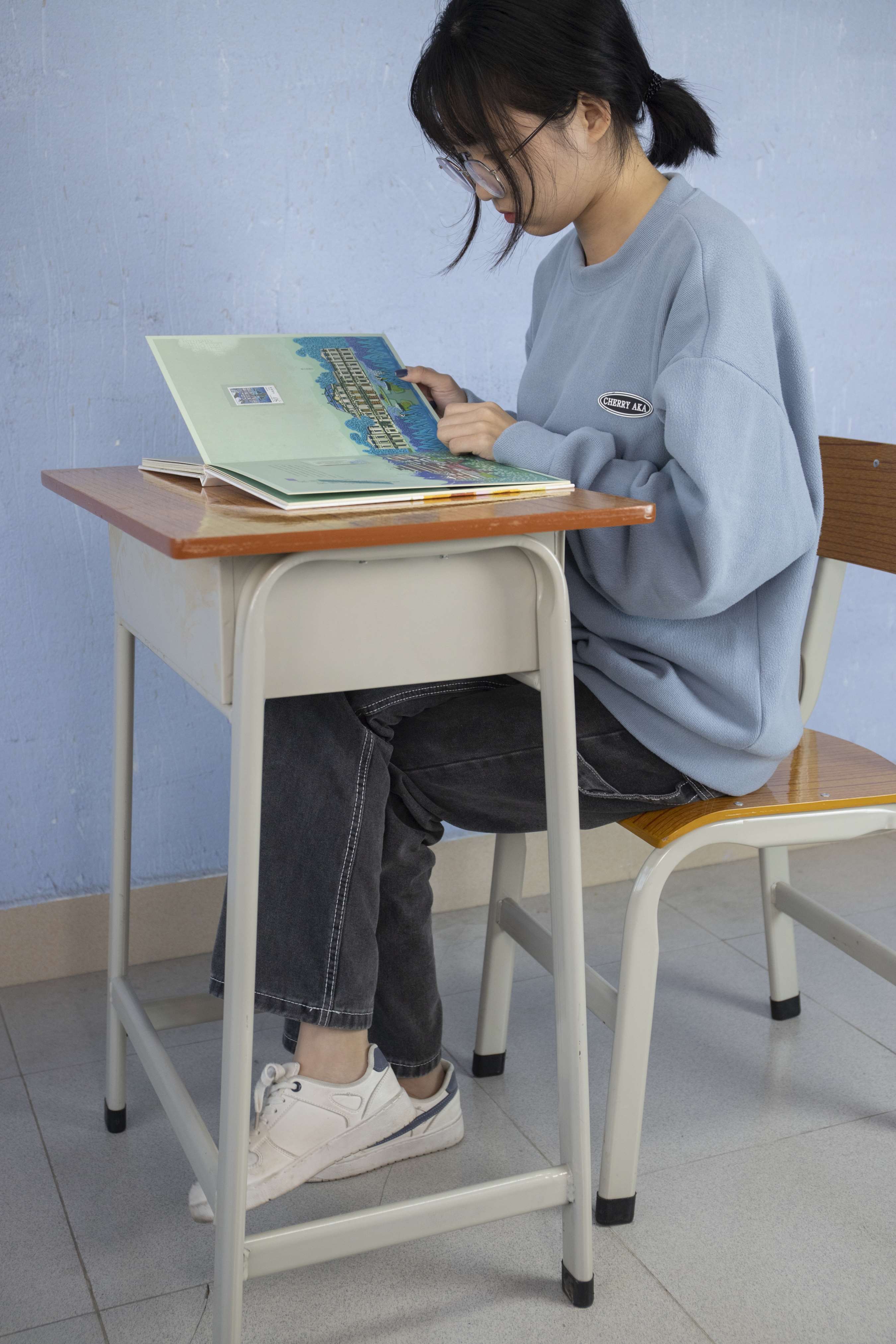 《潘婷教室自习无意识展示丝袜脚丫，挑鞋玩鞋，随意摆弄》作品图