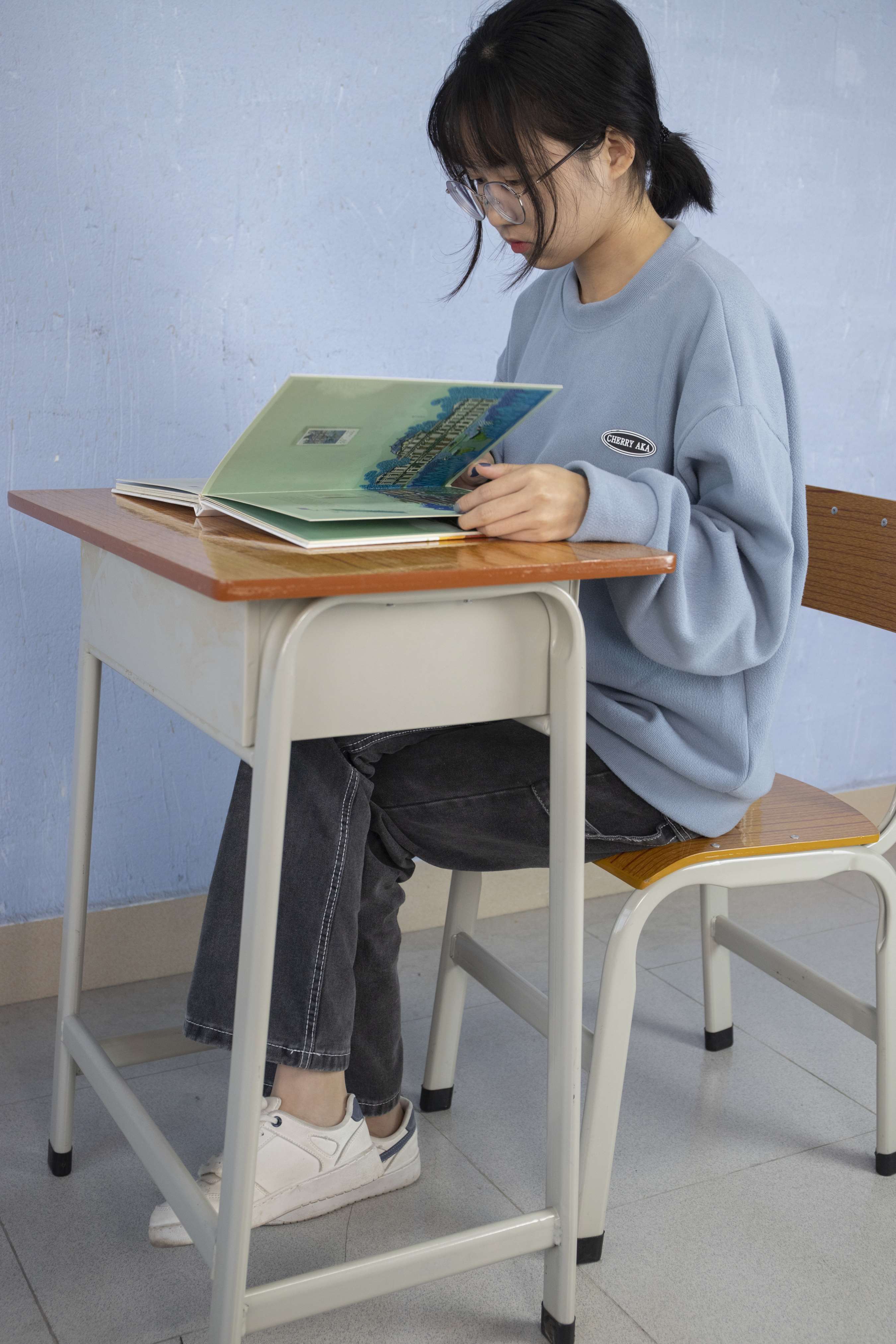 《潘婷教室自习无意识展示丝袜脚丫，挑鞋玩鞋，随意摆弄》作品图