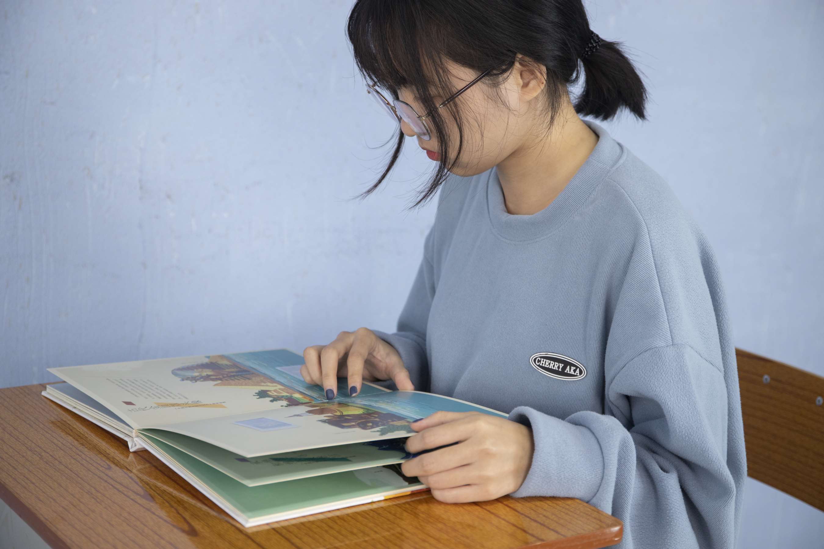 《潘婷教室自习无意识展示丝袜脚丫，挑鞋玩鞋，随意摆弄》作品图