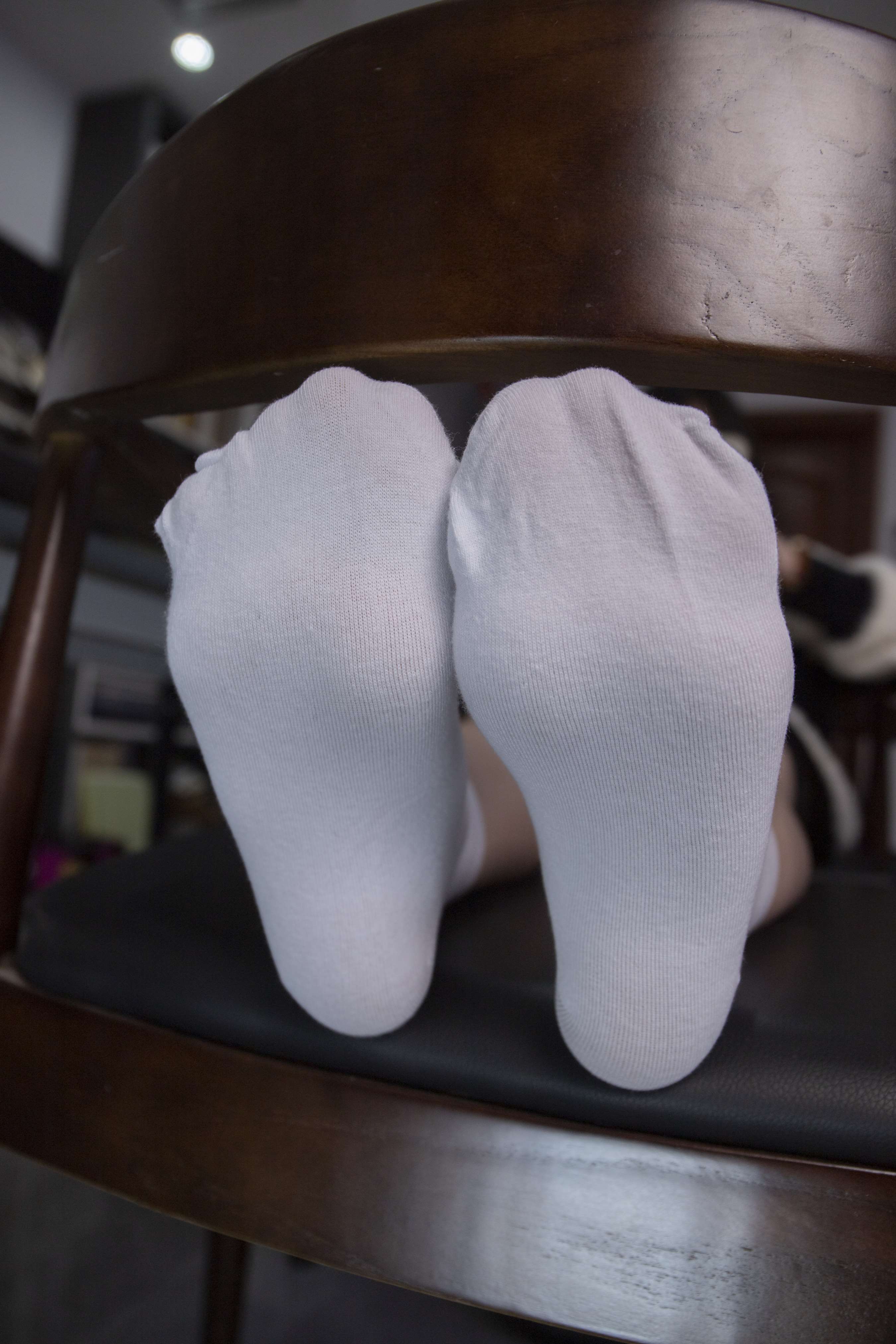 《冷酷美女叶子性感的棉袜脚丫，互相摩擦，十分迷人》作品图