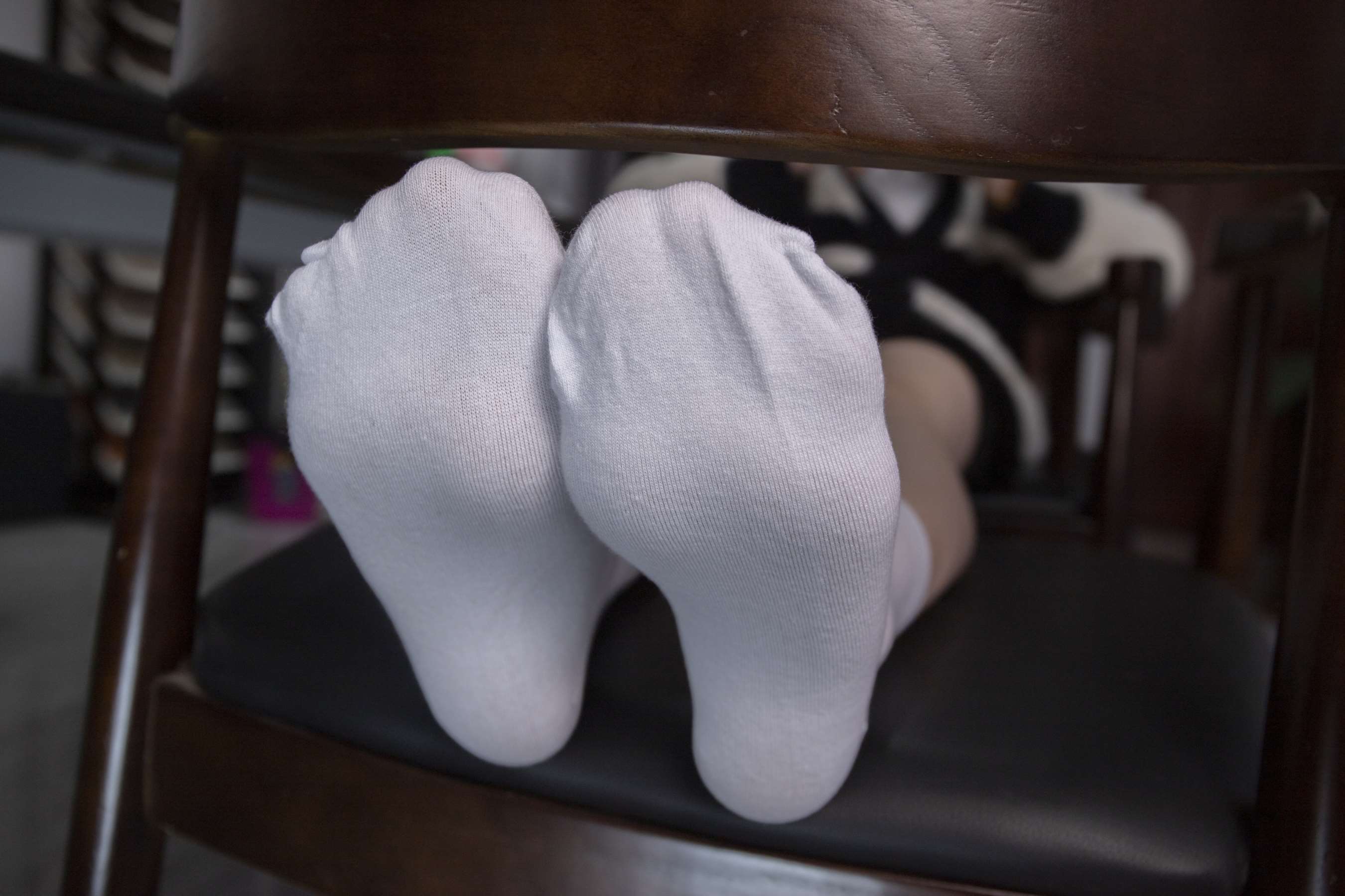 《冷酷美女叶子性感的棉袜脚丫，互相摩擦，十分迷人》作品图