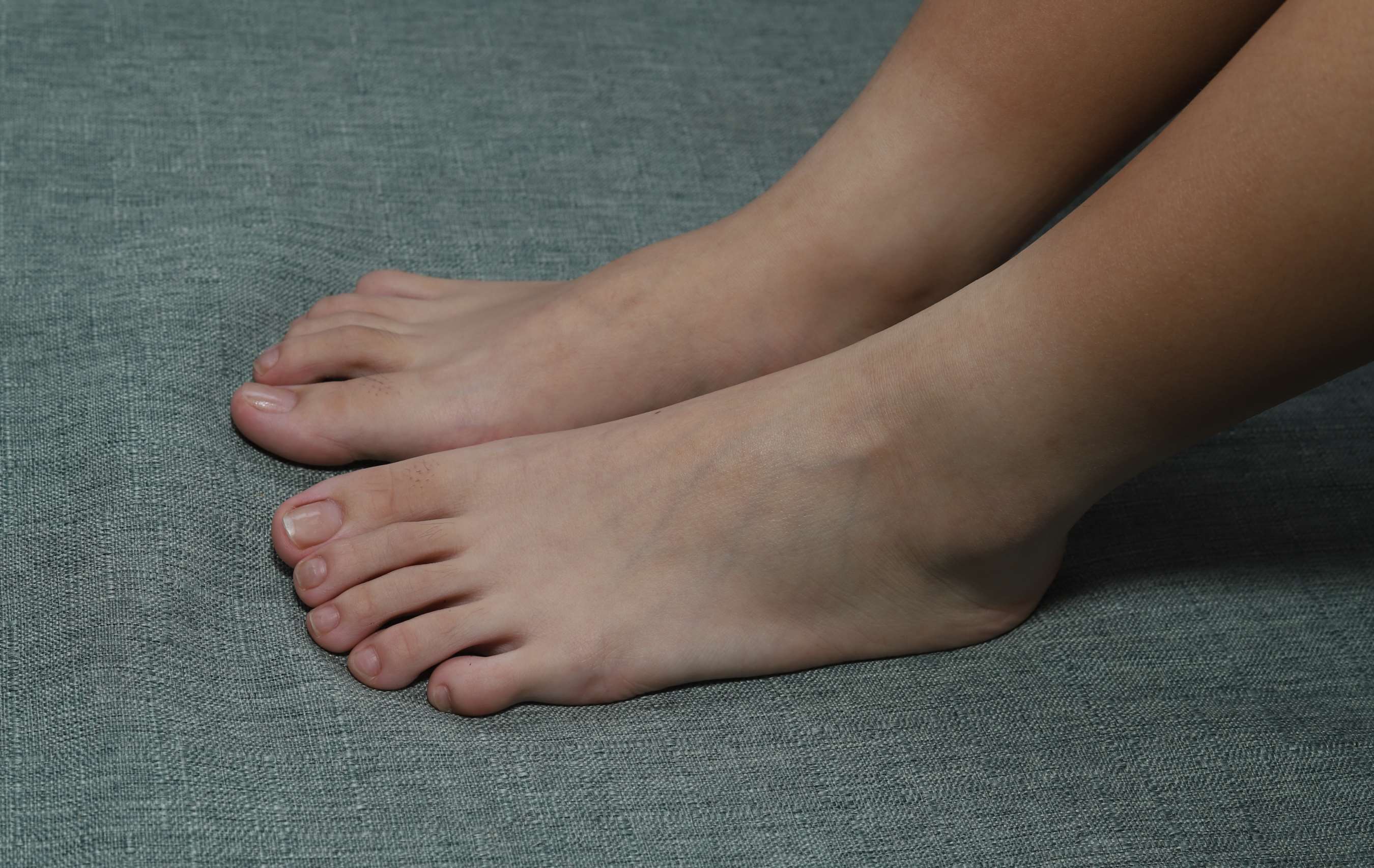 《大学生小娟展示36码超嫩脚丫》作品图