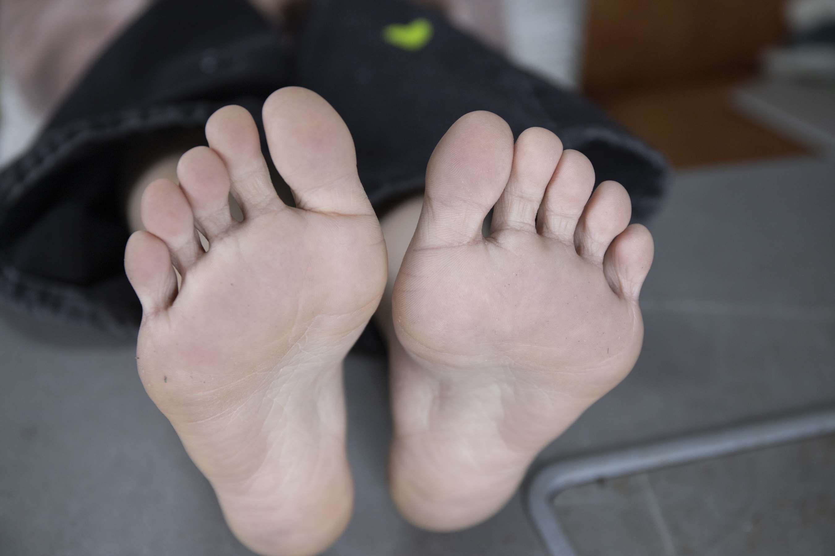 《糖糖脱掉鞋袜一边偷笑一边摆弄脚丫》作品图