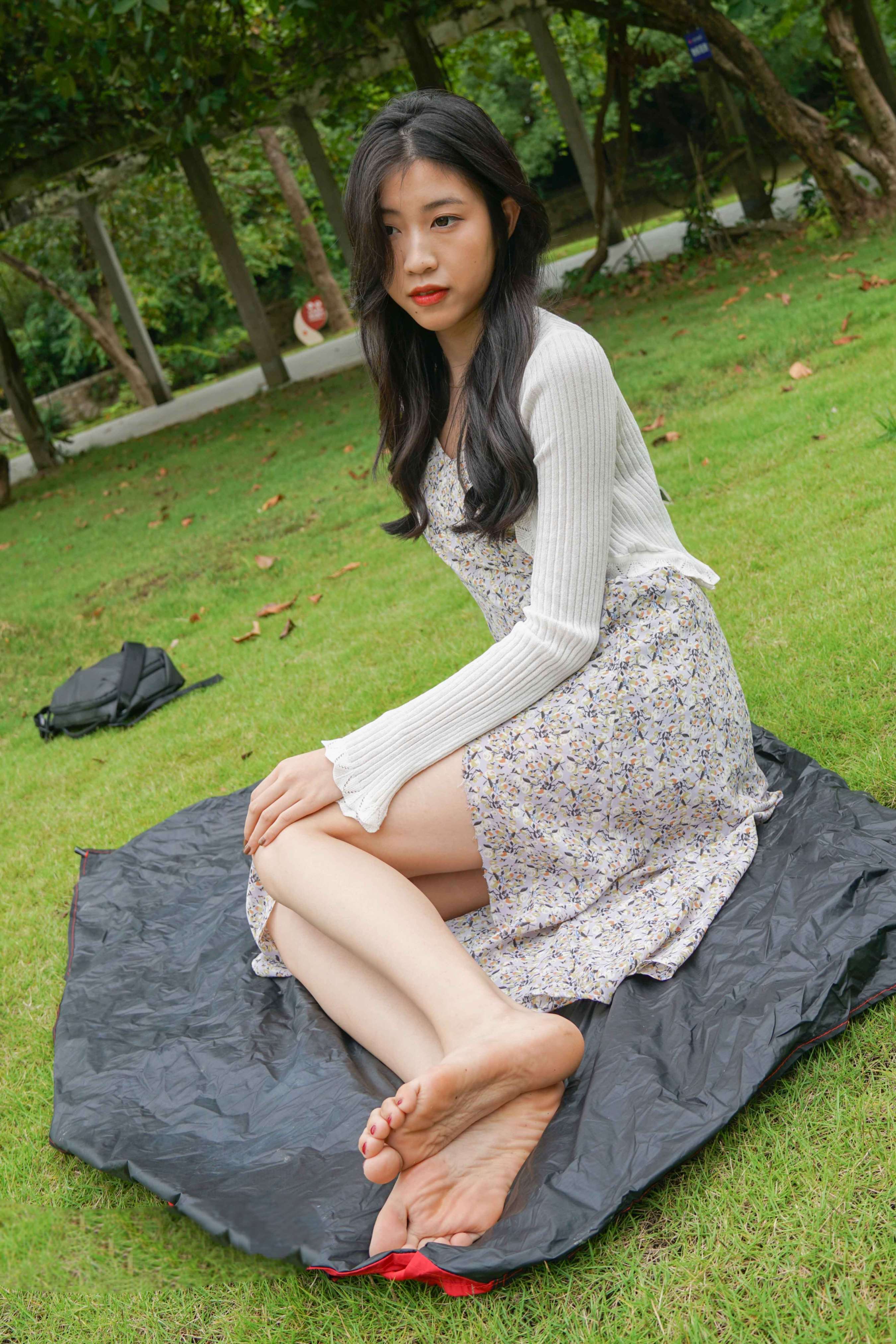 《公园草地上的嫩足》作品图