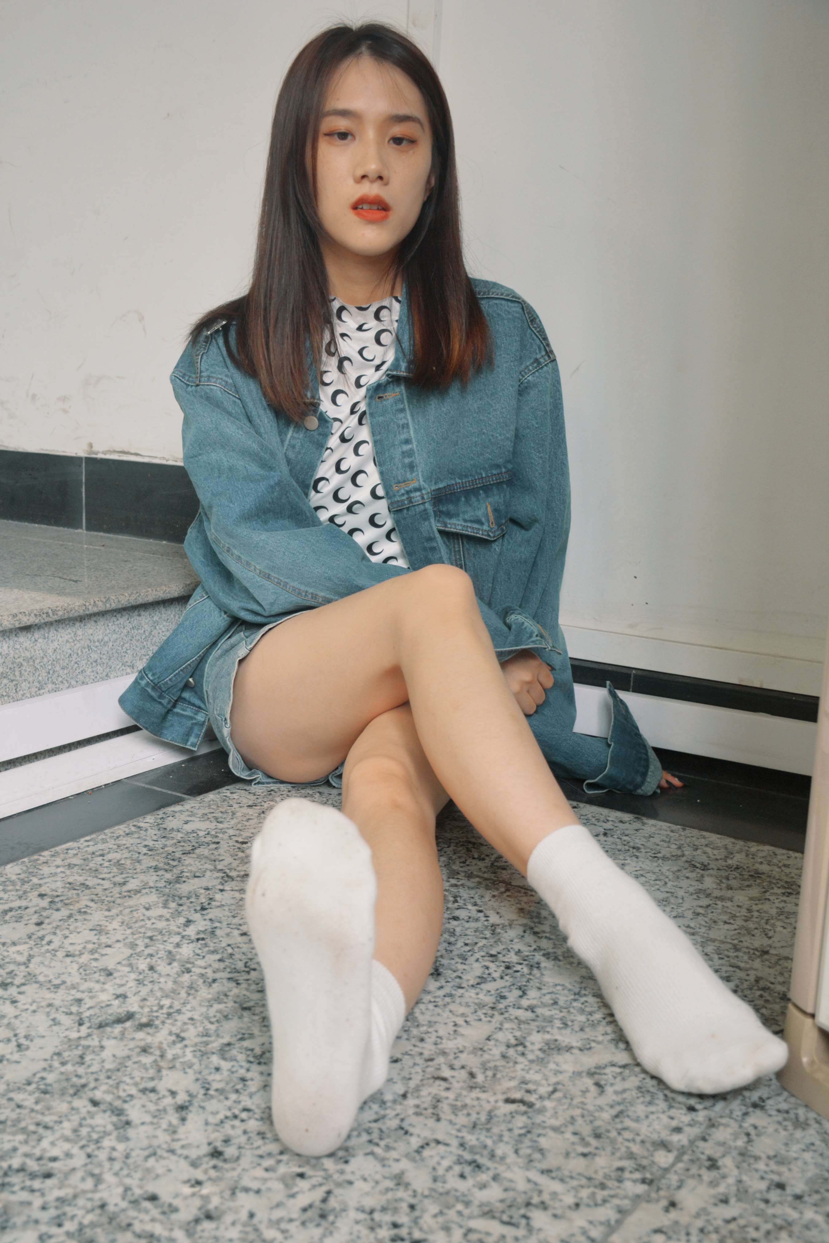 《教学楼学姐棉袜脚丫》作品图